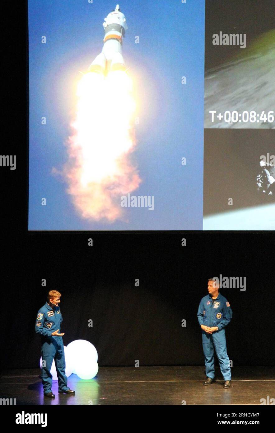 (161018) -- EDIMBURGO, 17 ottobre 2016 -- l'astronauta della British European Space Agency Tim Peake (L) e l'astronauta della National Aeronautics and Space Administration (NASA) Tim Kopra condividono la loro esperienza nello spazio durante un tour a Edimburgo, Scozia, Gran Bretagna, 17 ottobre 2016. Appena tornati da una missione di sei mesi a bordo della stazione spaziale Internazionale, Peake e Kopra hanno condiviso la loro esperienza e gli esperimenti scientifici nello spazio nel tour che ha già portato Peake a Cardiff, Leicester, Manchester e Glasgow prima di Edimburgo. )(axy) BRITAIN-EDINBURGH-ASTRONAUTS-TOUR GuoxChunju PUBLICATIONxNOTxI Foto Stock