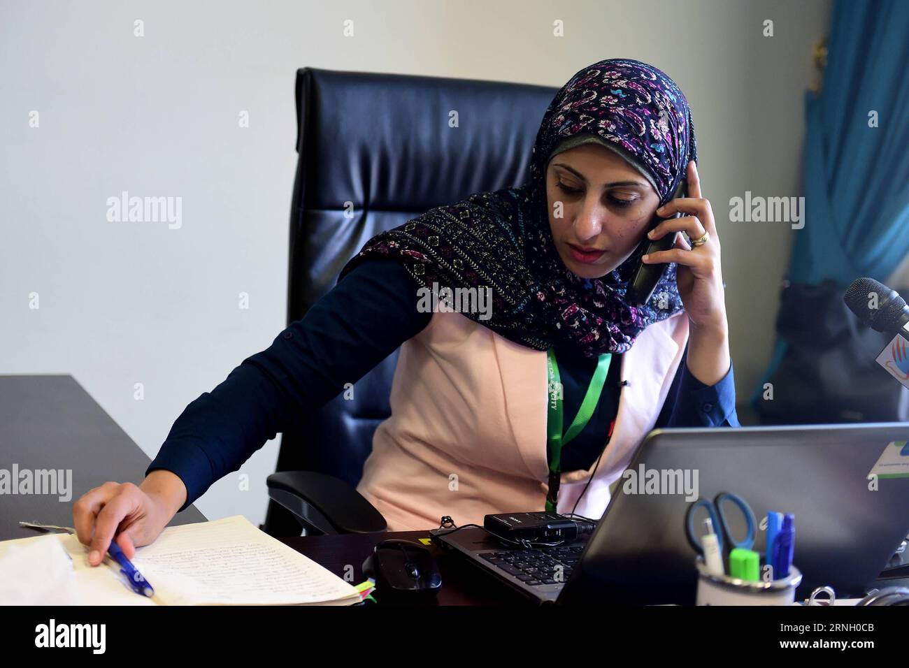 (161019) -- AIN SOKHNA, 19 ottobre 2016 -- Amira Reda, responsabile della gestione operativa della Egypt TEDA Investment Company, lavora presso il suo ufficio presso Egypt TEDA Investment Company nella zona di cooperazione economica e commerciale di Suez (zona SETC) Cina-Egitto ad Ain Sukhna, Egitto il 16 ottobre 2016. Fondata nel 2009, la zona SETC, con un'area iniziale di 1,34 km quadrati, ha finora attratto 65 aziende e investimenti per oltre 1 miliardo di dollari, offrendo al contempo migliaia di posti di lavoro alla popolazione locale. Un altro progetto di espansione di 6 km quadrati è in costruzione. )(YY) EGYPT-AIN SOKHNA-SETC Z Foto Stock
