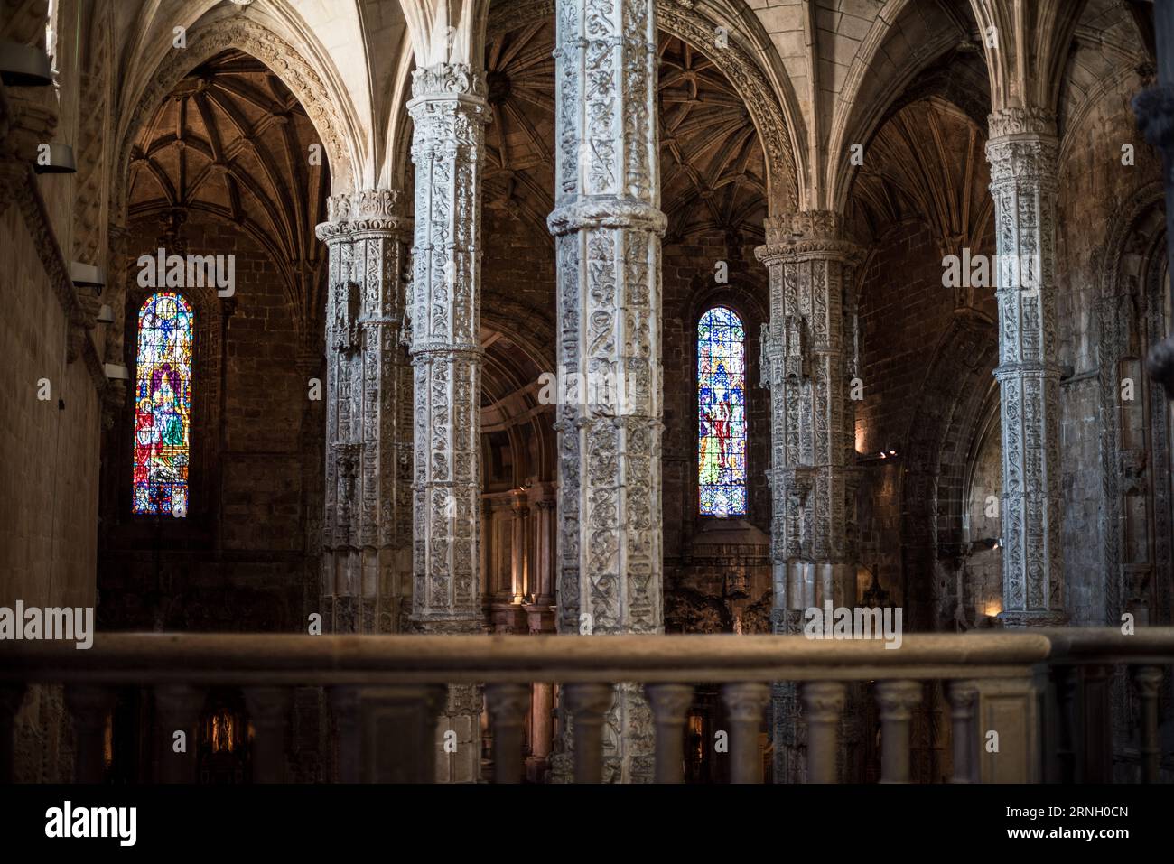 Colonne interne Mosteiro Dos Jeronimos Belem Portogallo // BELEM, Portogallo - colonne interne decorate con decorazioni ornamentali mostrano l'elaborato stile architettonico manuelino al Mosteiro dos Jeronimos. Il monastero, costruito all'inizio del XVI secolo, rappresenta uno dei più significativi esempi di architettura tardo gotica del Portogallo con motivi marittimi e naturali. Il monastero di Hieronymites fu costruito per commemorare il successo del viaggio di Vasco da Gama in India e servì come rifugio spirituale per i monaci dell'ordine di San Girolamo. La struttura è ampiamente considerata un capolavoro dell'arco portoghese Foto Stock