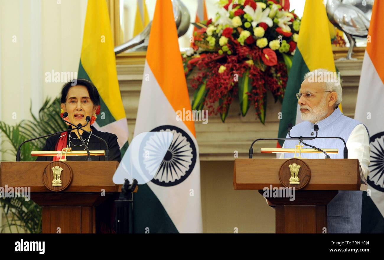 (161020) -- NUOVA DELHI, 19 ottobre 2016 -- il consigliere di Stato del Myanmar e ministro degli Esteri Aung San Suu Kyi (L) interviene in una conferenza stampa congiunta con il primo ministro indiano Narendra modi dopo il loro incontro bilaterale presso la Hyderabad House di nuova Delhi, India, 19 ottobre 2016. )(zcc) INDIA-NUOVA DELHI-PM MODI-AUNG SAN SUU KYI-MEETING ParthaxSarkar PUBLICATIONxNOTxINxCHN New Delhi 19 ottobre 2016 Consigliere dello Stato del Myanmar e Ministri degli Esteri Aung San Suu Kyi l parla AD una conferenza stampa congiunta con i primi Ministri indiani Narendra Modes dopo il loro incontro bilaterale PRESSO la Hyderabad House a nuova Delhi Foto Stock