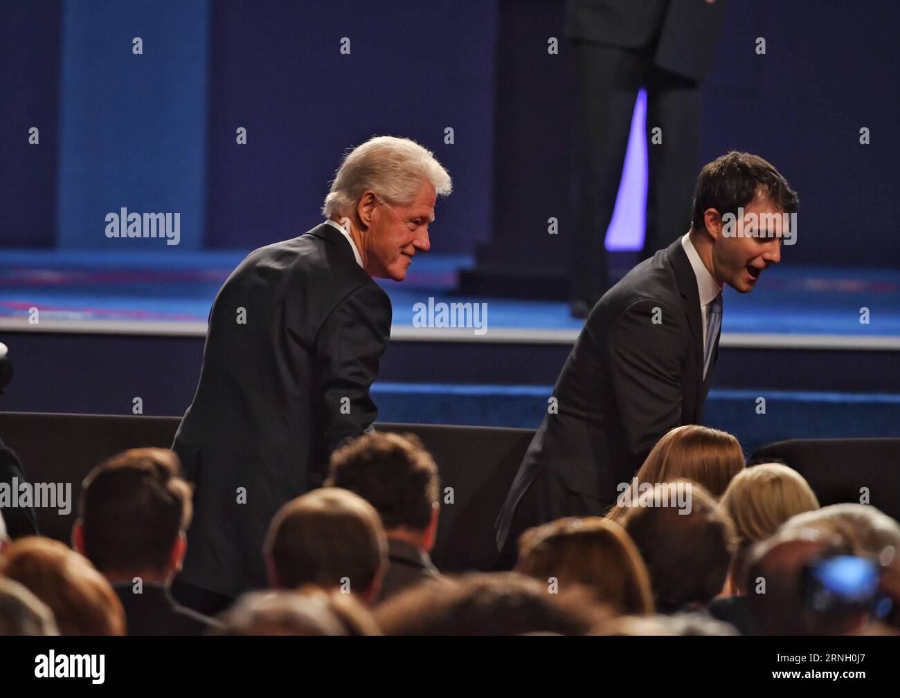 (161020) -- LAS VEGAS, 19 ottobre 2016 -- Bill Clinton(L), ex presidente degli Stati Uniti e marito del candidato presidenziale democratico Hillary Clinton (non visto nella foto) partecipa al terzo e ultimo dibattito presidenziale presso l'Università del Nevada Las Vegas (UNLV) a Las Vegas, Nevada, Stati Uniti, 19 ottobre, 2016.)(gj) DIBATTITO USA-LAS VEGAS-PRESIDENZIALE YinxBogu PUBLICATIONxNOTxINxCHN Las Vegas 19 ottobre 2016 Amministrazione Bill Clinton l ex presidente Degli Stati Uniti e marito del candidato presidenziale democratico Hillary Clinton amministrazione Not Lakes in the Photo partecipa alla terza e ultima presidenza Foto Stock