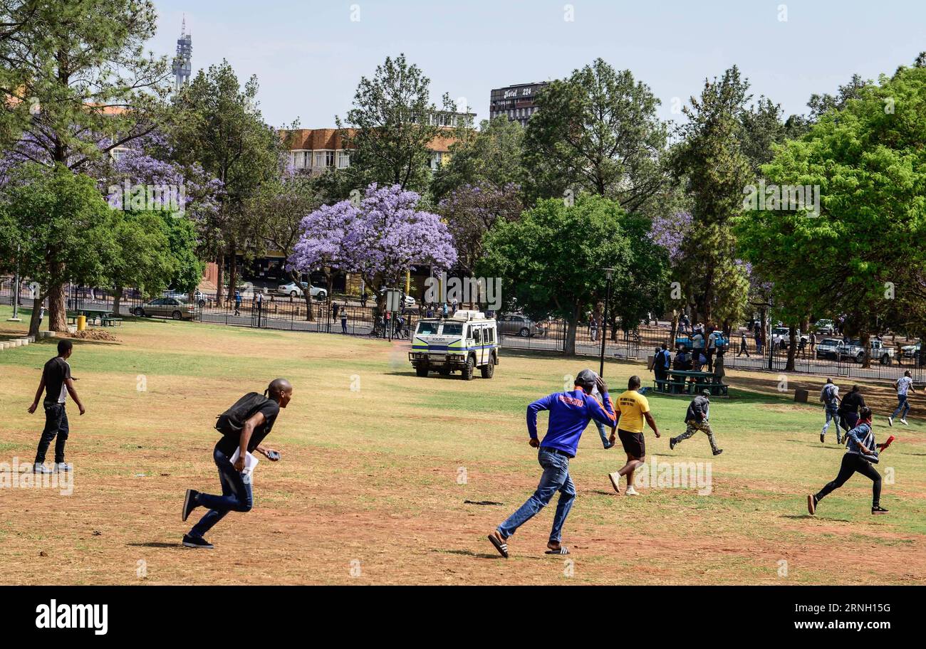 Südafrika: Studentenproteste a Pretoria (161020) -- PRETORIA, 20 ottobre 2016 -- gli studenti universitari che protestano scappano mentre i funzionari della polizia cercano di disperderli fuori dagli edifici dell'Unione, la sede ufficiale del governo sudafricano, a Pretoria, il 20 ottobre 2016. L'ultima ondata di proteste studentesche è proseguita per settimane da quando il governo ha dato il via libera alle università lo scorso mese per aumentare le tasse scolastiche, a condizione che non superi l'otto per cento.?gli studenti chiedono un aumento delle tasse pari allo zero e spingono il Congresso Nazionale Africano a mantenere la sua promessa Foto Stock