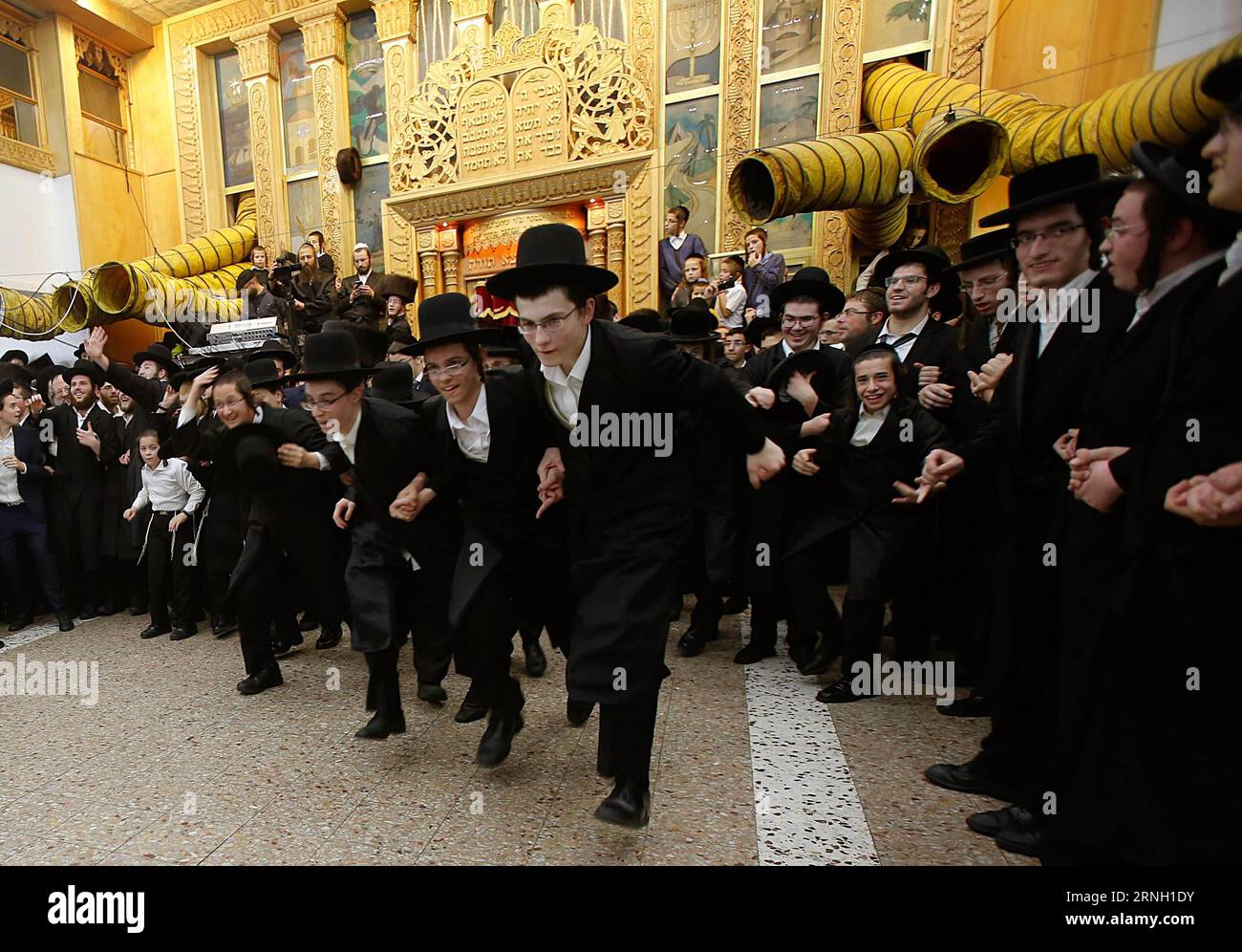 (161021) -- GERUSALEMME, 21 ottobre 2016 -- gli ebrei ultra-ortodossi danzano come segnano l'antica usanza Simchat Beit Hashoeva nel quartiere Mea Shearim di Gerusalemme, 21 ottobre 2016. Simchat Beit Hashoeva o la gioia del disegno è una commemorazione e realizzazione del Muitzvah per rallegrarsi durante la settimana di vacanza di Sukkot. Gil Cohen Magen) (yy) MIDEAST-JERUSALEM-SUKKOT-UNTRA ORTHODOX-DANCE guoyu PUBLICATIONxNOTxINxCHN Jerusalem OTT 21 2016 Ultra Orthodox Jews Dance as they Mark the Ancient Custom Simchat Beit in MEA Shearim Neighbourhood of Jerusalem OCT 21 2016 Simchat Beit or the Joy of dr Foto Stock