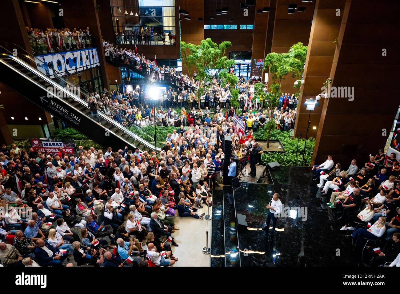 Danzica, Polonia. 31 agosto 2023. Grande folla vista durante il raduno politico di Donald Tusk all'European Solidarity Center. Il raduno politico è uno dei numerosi incontri della campagna elettorale, la cui finale si svolgerà il 15 ottobre durante le elezioni parlamentari in Polonia. (Foto di Mateusz Slodkowski/SOPA Images/Sipa USA) credito: SIPA USA/Alamy Live News Foto Stock