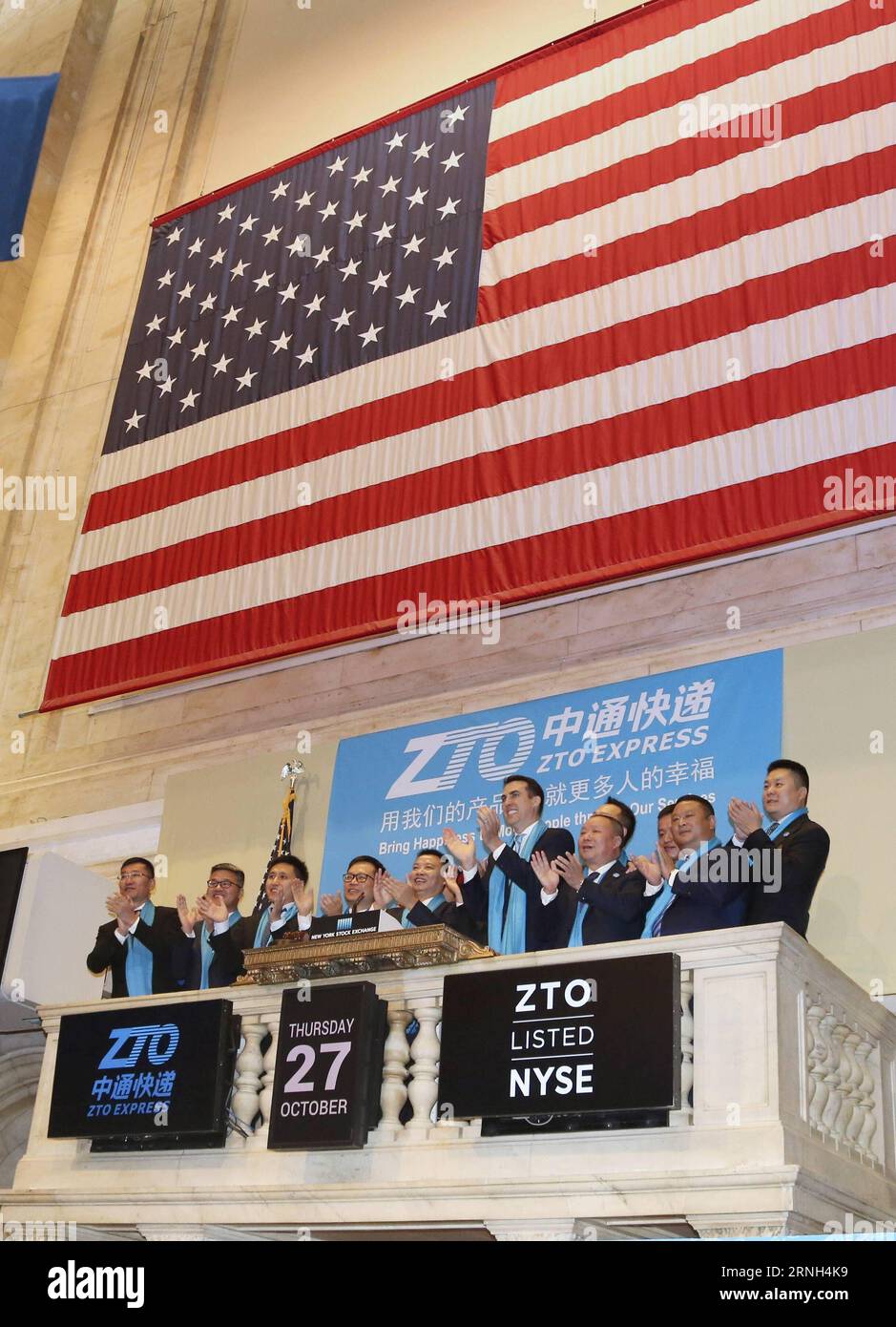 Lai Meisong (5th L), fondatore e presidente di China S ZTO Express, applaude dopo aver suonato la campana di apertura alla Borsa di New York a New York, Stati Uniti, 27 ottobre 2016. ZTO Express della Cina ha iniziato a fare trading con il simbolo ZTO alla Borsa di New York giovedì, dopo aver raccolto oltre 1,4 miliardi di dollari nella sua offerta pubblica iniziale - la più grande negli Stati Uniti finora quest'anno. ) (cyc) U.S.-NEW YORK-NYSE-CHINA-ZTO IPO WangxYing PUBLICATIONxNOTxINxCHN Lai 5th l fondatore e presidente della China S ZTO Shipping applaude dopo aver suonato la campana di apertura AL New York Stick Exc Foto Stock