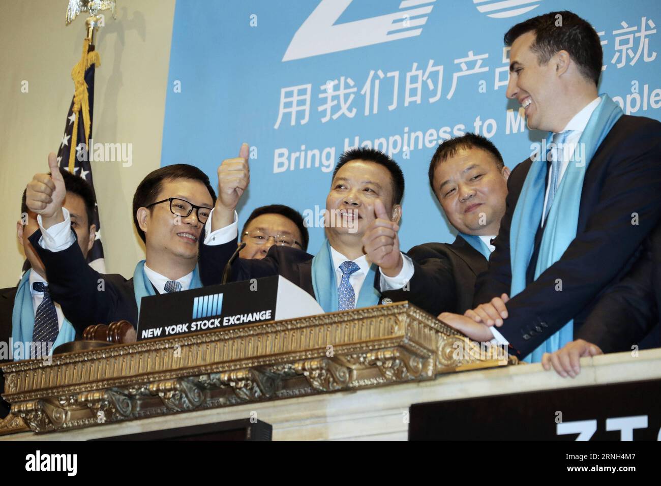 Lai Meisong (3rd R), fondatore e presidente di China S ZTO Express, gesti dopo aver suonato la campana di apertura alla Borsa di New York, Stati Uniti, 27 ottobre 2016. ZTO Express della Cina ha iniziato a fare trading con il simbolo ZTO alla Borsa di New York giovedì, dopo aver raccolto oltre 1,4 miliardi di dollari nella sua offerta pubblica iniziale - la più grande negli Stati Uniti finora quest'anno. ) (cyc) U.S.-NEW YORK-NYSE-CHINA-ZTO IPO WangxYing PUBLICATIONxNOTxINxCHN Lai 3° fondatore e presidente della China S ZTO Shipping Gestures After Ringing Opening Bell AL New York Stick Exc Foto Stock