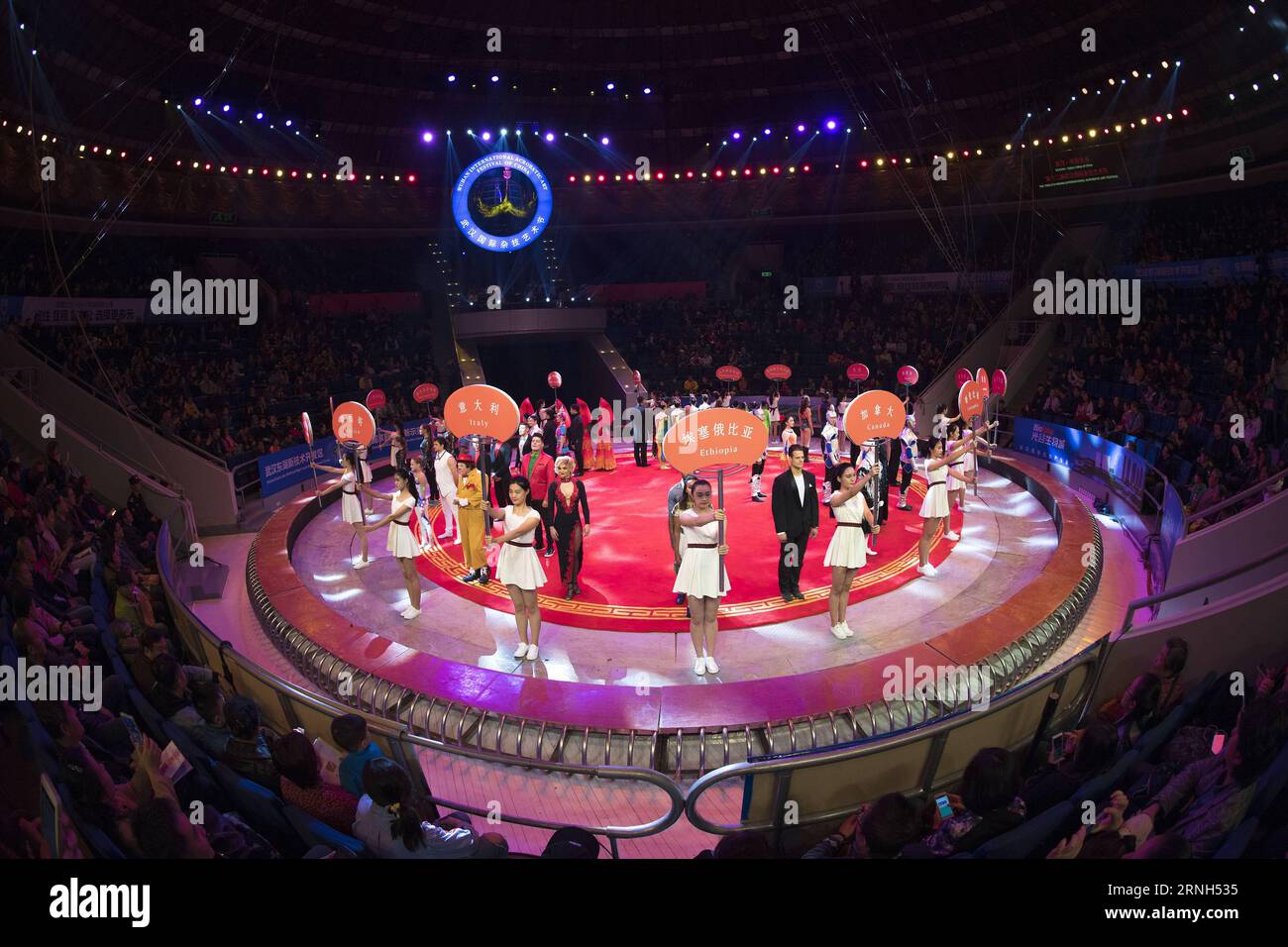 La cerimonia di apertura del dodicesimo Festival internazionale di arte Acrobatica cinese di Wuhan si tiene a Wuhan, capitale della provincia di Hubei della Cina centrale, il 28 ottobre 2016. Artisti provenienti da un totale di 13 paesi e regioni parteciperanno al festival di 6 giorni. ) (zhs) CHINA-WUHAN-ACROBATICS-FESTIVAL (CN) XiongxQi PUBLICATIONxNOTxINxCHN la cerimonia di apertura del dodicesimo Wuhan International Acrobatic Art Festival of China È Hero a Wuhan capitale della provincia di Hubei della Cina centrale OCT 28 2016 artisti provenienti da un totale di 13 paesi e regioni parteciperanno al 6 giorni Festival zhs China Wuhan Acrob Foto Stock