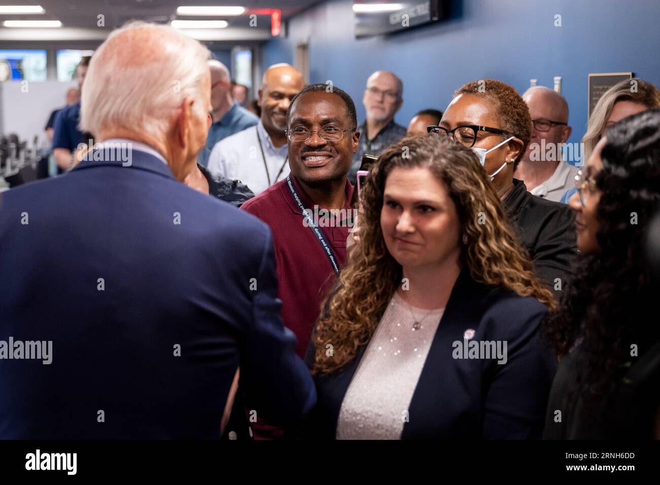 Washington, Stati Uniti. 31 agosto 2023. Presidente degli Stati Uniti Joe Biden, a sinistra, grazie al personale durante una visita alla sede centrale della Federal Emergency Management Agency a seguito dell'uragano Idalia, 31 agosto 2023 a Washington, DC Credit: TIA Dufour/Homeland Security/Alamy Live News Foto Stock