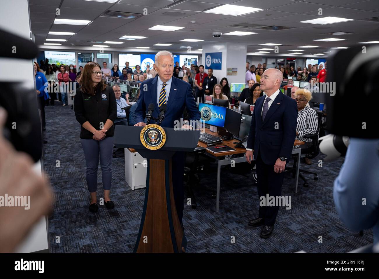 Washington, Stati Uniti. 31 agosto 2023. Presidente degli Stati Uniti Joe Biden, centro, Unito al Segretario per la sicurezza interna Alejandro Mayorkas, giusto, e l'Amministratore associato FEMA per la risposta e il recupero Anne Blink, Left, fa commenti durante una visita alla sede centrale della Federal Emergency Management Agency per ringraziare il personale per la risposta agli incendi a Maui e all'uragano Idalia, 31 agosto 2023 a Washington, DC Credit: TIA Dufour/Homeland Security/Alamy Live News Foto Stock