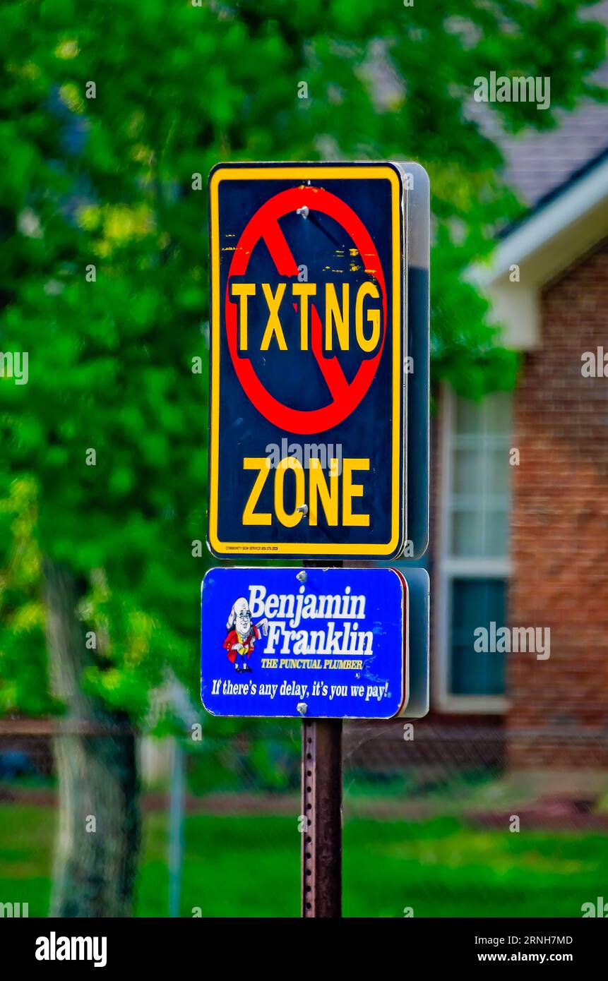 Un cartello "no texting zone" si trova di fronte alla Foley Elementary School, 19 agosto 2023, a Foley, Alabama. Foto Stock