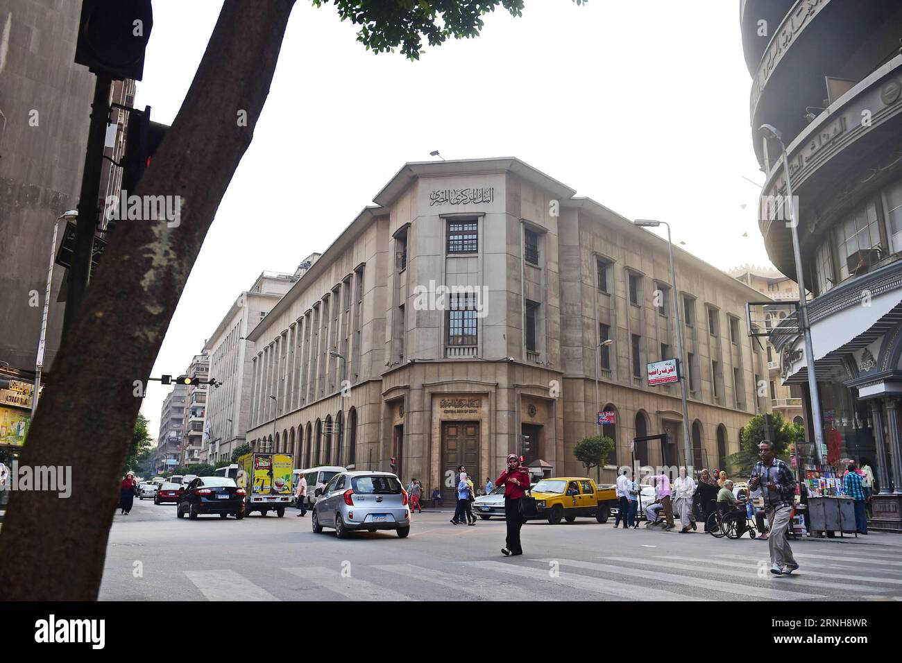 (161103) -- CAIRO, 3 novembre 2016 -- foto scattata il 18 ottobre 2016 mostra l'edificio della Banca centrale d'Egitto al Cairo. La banca centrale ha svalutato la valuta del paese del 48% rispetto al dollaro statunitense giovedì. ) (cyc) EGYPT-CAIRO-EGYPTIAN POUND ZhaoxDingzhe PUBLICATIONxNOTxINxCHN Cairo Nov 3 2016 foto scattata IL 18 ottobre 2016 mostra la costruzione della Banca centrale d'Egitto al Cairo la Banca centrale ha svalutato la valuta del Paese del 48% rispetto ai dollari statunitensi IL giovedì cyc Egitto Cairo Egyptian Pound ZhaoxDingzhe PUBLICATIONXNOTxINCHN Foto Stock