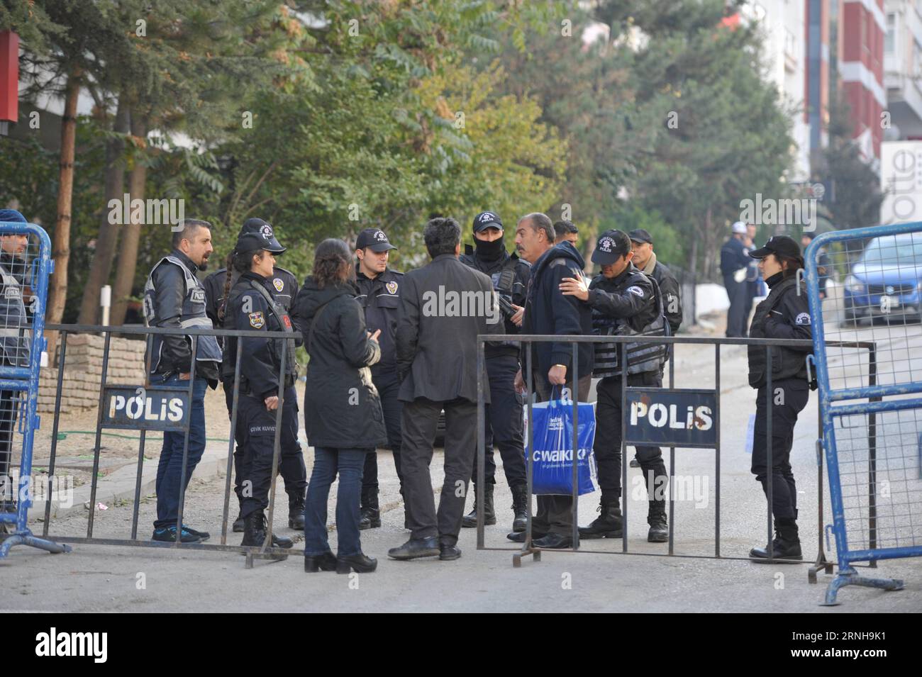 Bilder des Tages Türkei - Polizei riegelt Hauptquartier der prokurdischen HDP ab (161104) -- ANKARA, Nov. 4, 2016 -- Police question the passers-by as they block the roads near People s Democratic Party (HDP) headquaters in Ankara, Turkey, Nov. 4, 2016. Co-leaders of Turkey s pro-Kurdish People s Democratic Party (HDP) Selahattin Demirtas and Figen Yuksekdag, and nine lawmakers of the party were detained early Friday by police as part of a terrorism investigation, Hurriyet News reported. ) (djj) TURKEY-ANKARA-HDP-DETENTION MustafaxKaya PUBLICATIONxNOTxINxCHN   Images the Day Turkey Police rieg Foto Stock