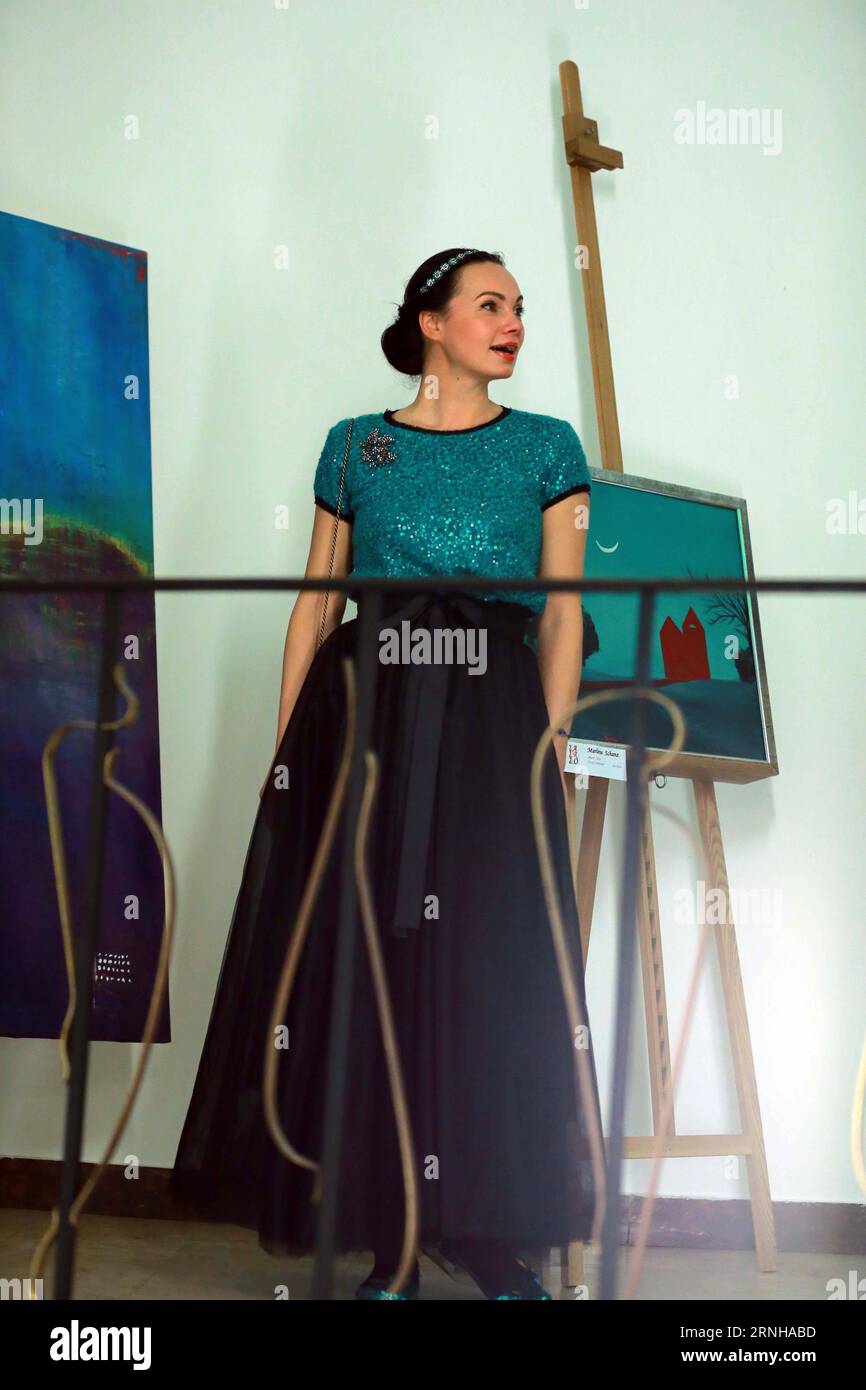 FRANCOFORTE, l'artista rumena Mariene Schanz presenta i suoi dipinti ad un evento artistico per artisti rumeni che vivono a Francoforte, durante la settimana interculturale a Francoforte, in Germania, il 5 novembre 2016. La settimana interculturale si è tenuta qui dal 29 ottobre al 12 novembre. )(gj) GERMANIA-FRANCOFORTE-SETTIMANA INTERCULTURALE-L'ARTISTA RUMENA LuoxHuanhuan PUBLICATIONxNOTxINxCHN Francoforte l'artista rumena Mariene Schanz presenta i suoi dipinti ALL'evento artistico per gli artisti rumeni che vivono a Francoforte durante la settimana interculturale a Francoforte in Germania IL 5 novembre 2016 la settimana interculturale What Hero Here dal 29 ottobre al 1 novembre Foto Stock