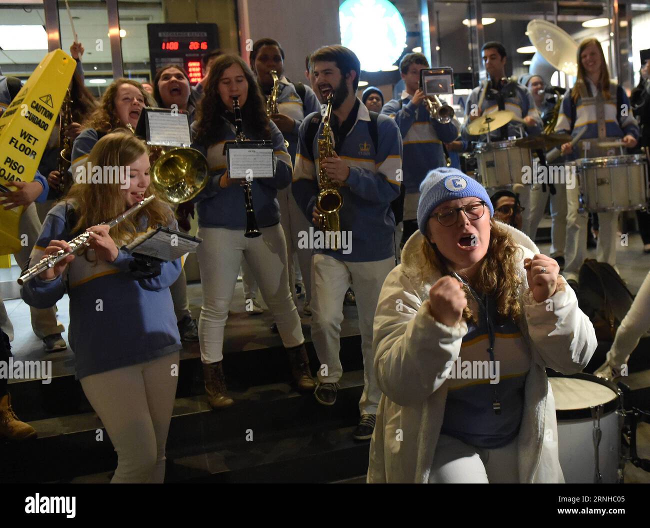 (161108) -- NEW YORK, 8 novembre 2016 -- studenti della Columbia University applaudono per il candidato presidenziale democratico degli Stati Uniti Hillary Clinton fuori dal New York Hilton Midtown, dove si tiene il raduno notturno delle elezioni del candidato presidenziale repubblicano degli Stati Uniti Donald Trump, a New York, negli Stati Uniti, l'8 novembre 2016. ) USA-NEW YORK-ELEZIONE NOTTE BaoxDandan PUBLICATIONxNOTxINxCHN 161108 New York Nov 8 2016 studenti della Columbia University Cheer per il candidato presidenziale democratico degli Stati Uniti Hillary Clinton amministrazione fuori New York Hilton Midtown dove candidato presidenziale repubblicano degli Stati Uniti Foto Stock