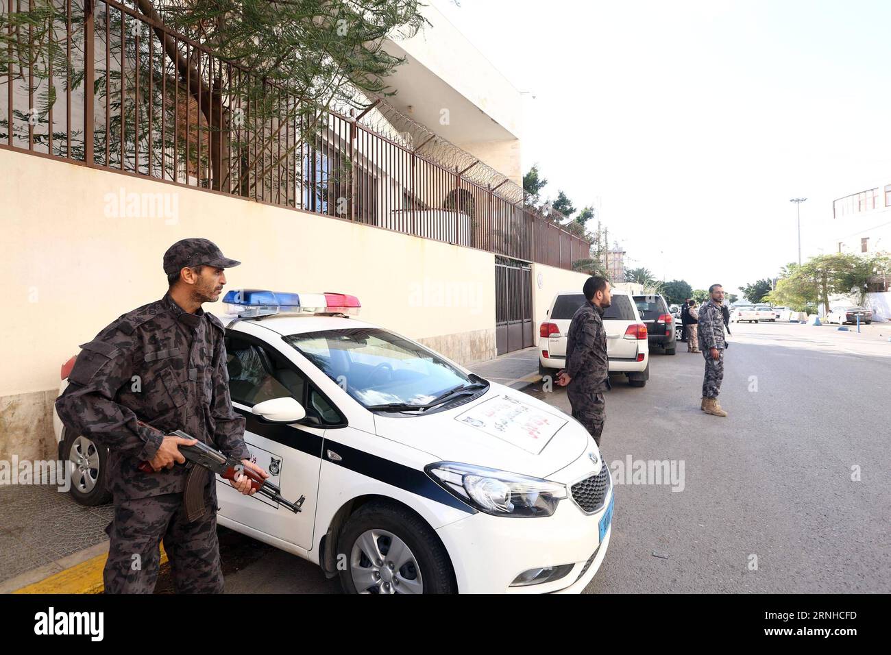 (161109) -- TRIPOLI, 9 novembre 2016 -- le forze di sicurezza libiche stanno di guardia vicino all'ambasciata turca a Tripoli, capitale della Libia, il 9 novembre 2016. I membri delle forze diplomatiche di sicurezza del Ministero dell'interno in Libia il governo di accordo nazionale (GNA) sostenuto dalle Nazioni Unite ha rafforzato la sicurezza dell'ambasciata turca, dopo lo sviluppo di un piano per garantire il ritorno delle ambasciate e delle missioni diplomatiche a Tripoli. L'inviato turco a Tripoli ha detto il 3 novembre che le autorità del suo paese hanno deciso di riaprire l'ambasciata turca in Libia nei prossimi giorni. LIBIA-TRIPOLI-AMBASCIATA TURCA-ASSICURARE HAMZAX Foto Stock