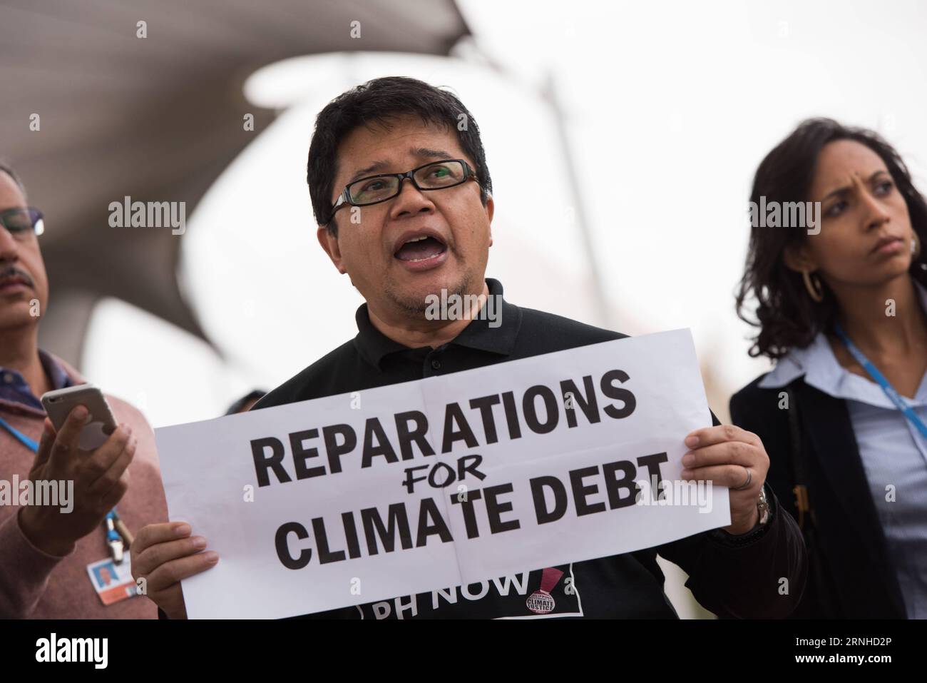 Bilder des Tages un Klimakonferenz a Marokko - protesta a Marrakesch i membri delle ONG organizzano una manifestazione che chiede un'azione immediata contro la crisi climatica e la protezione degli sfollati climatici e delle comunità durante la 22a conferenza delle parti della Convenzione quadro delle Nazioni Unite sui cambiamenti climatici (COP22) a Marrakech, Marocco, 10 novembre 2016. ) MAROCCO-MARRAKECH-COP22-DIMOSTRAZIONE MengxTao PUBLICATIONxNOTxINxCHN immagini la giornata della Conferenza delle Nazioni Unite sul clima in Marocco protesta a Marrakech i membri delle ONG organizzano una dimostrazione che chiede un'azione immediata contro la crisi CLIMATICA e i protestanti Foto Stock