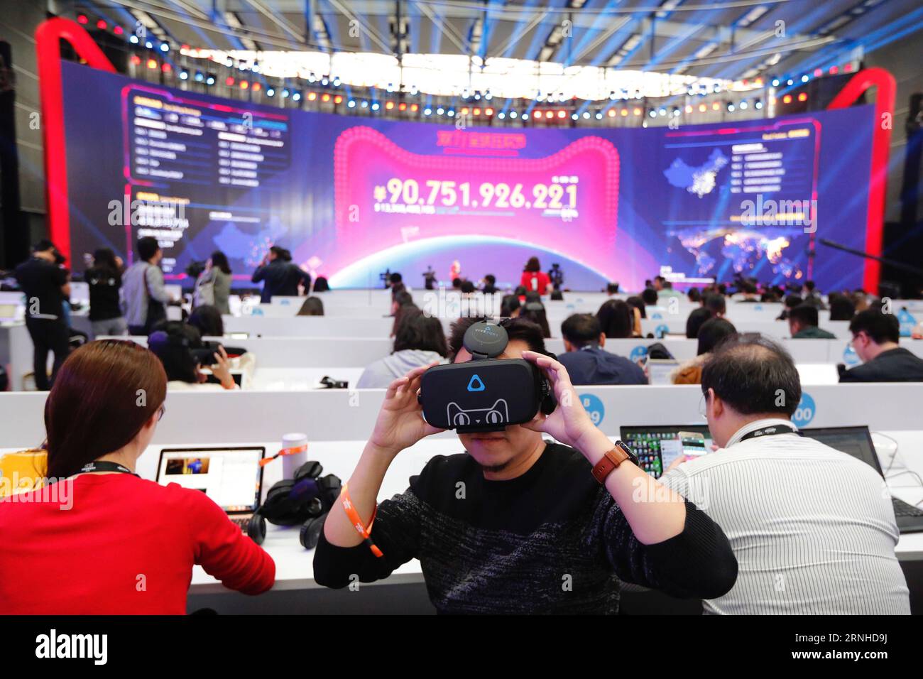 Alibaba feiert Umsatzrekord am Singles Day (161111) -- SHENZHEN, 11 novembre 2016 -- Media Workers Experience Buy+, il primo negozio al mondo di realtà virtuale (VR) sul mercato online di Alibaba Tmall, a Shenzhen, provincia del Guangdong, 11 novembre 2016. ) (Zkr) CHINA-SHENZHEN-VR SHOPPING(CN) ShenxBohan PUBLICATIONxNOTxINxCHN Alibaba celebra il record di vendite al Singles Day 161111 Shenzhen Nov 11 2016 Media Workers sperimenta il primo negozio di realtà virtuale VR AL mondo SUL mercato online Alibaba Tmall a Shenzhen nella provincia del Guangdong 11 novembre 2016 CCR China Foto Stock