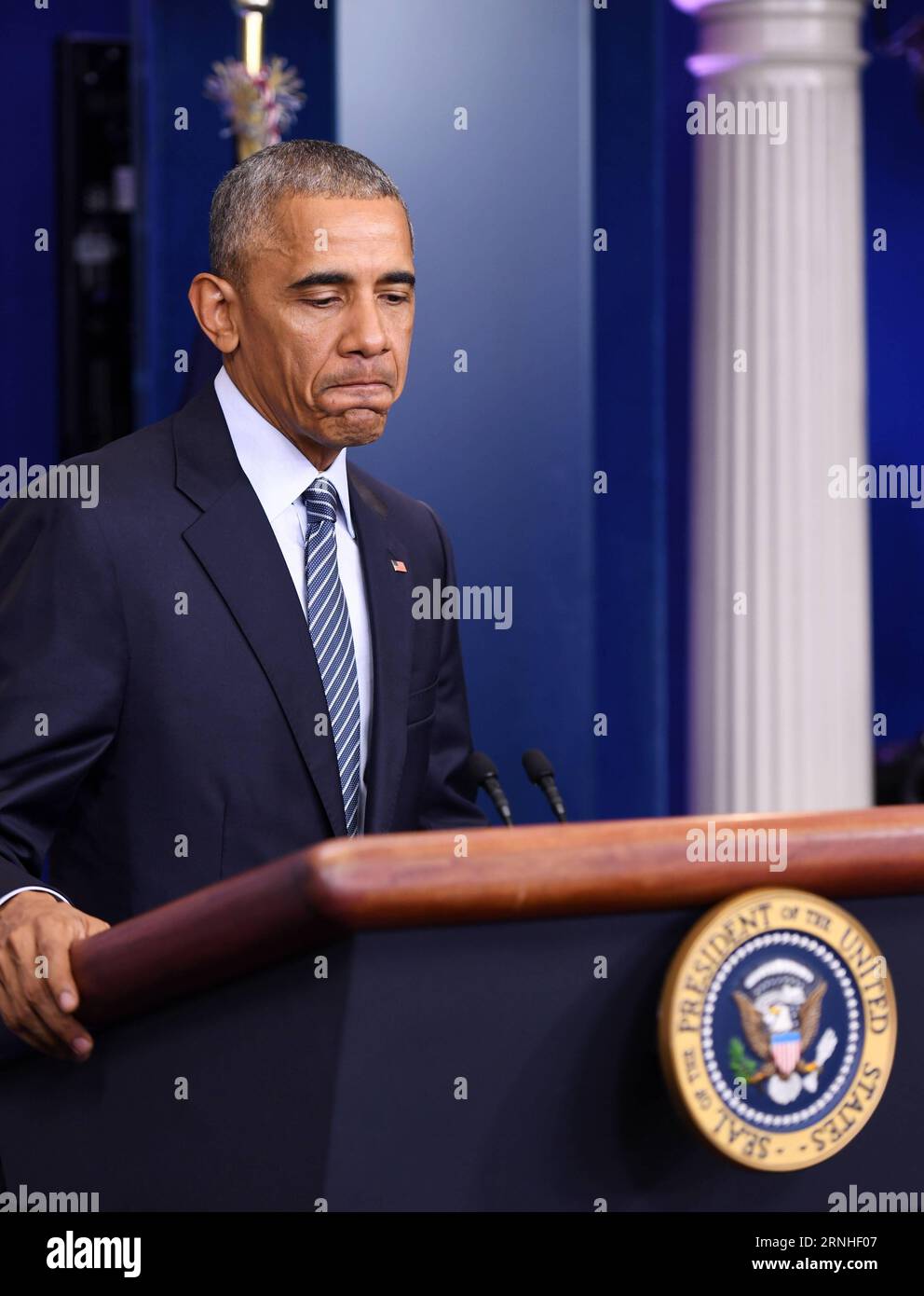 WASHINGTON, 14 novembre 2016 -- il presidente degli Stati Uniti Barack Obama reagisce alla sua prima conferenza stampa dalle elezioni presidenziali della scorsa settimana alla Casa Bianca a Washington D.C., negli Stati Uniti, 14 novembre 2016. Obama ha detto lunedì che il suo successore Donald Trump, un frequente critico della North Atlantic Treaty Organization (NATO) sulla scia della campagna presidenziale, è stato impegnato nella NATO. ) (yy) U.S.-WASHINGTON-OBAMA-CONFERENZA STAMPA-TRUMP-NATO yinxbogu PUBLICATIONxNOTxINxCHN Washington Nov 14 2016 il presidente degli Stati Uniti Barack Obama reagisce ALLA sua prima conferenza stampa dalle ELEZIONI presidenziali di Load Week AT Foto Stock