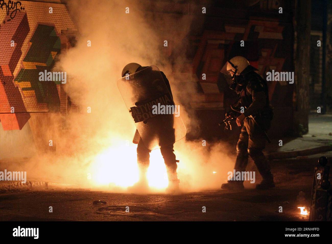 Obama a Griechenland - Ausschreitungen bei Protesten ad Athen una bomba a benzina lanciata dai manifestanti esplode accanto alla polizia antisommossa durante una protesta contro la visita del presidente degli Stati Uniti Barack Obama nel centro di Atene, in Grecia, il 15 novembre 2016. Il presidente degli Stati Uniti Barack Obama è arrivato ad Atene martedì per una visita di due giorni in mezzo a misure di sicurezza draconiane, mentre il suo viaggio segna il primo nel paese da parte di un leader statunitense dal 1999. ) (yy) GRECIA-ATENE-PROTESTA-OBAMA-VISITA MariosxLolos PUBLICATIONxNOTxINxCHN Obama in Grecia rivolte alle proteste di Atene una bomba a benzina lanciata dai manifestanti esplode accanto alla rivolta Foto Stock