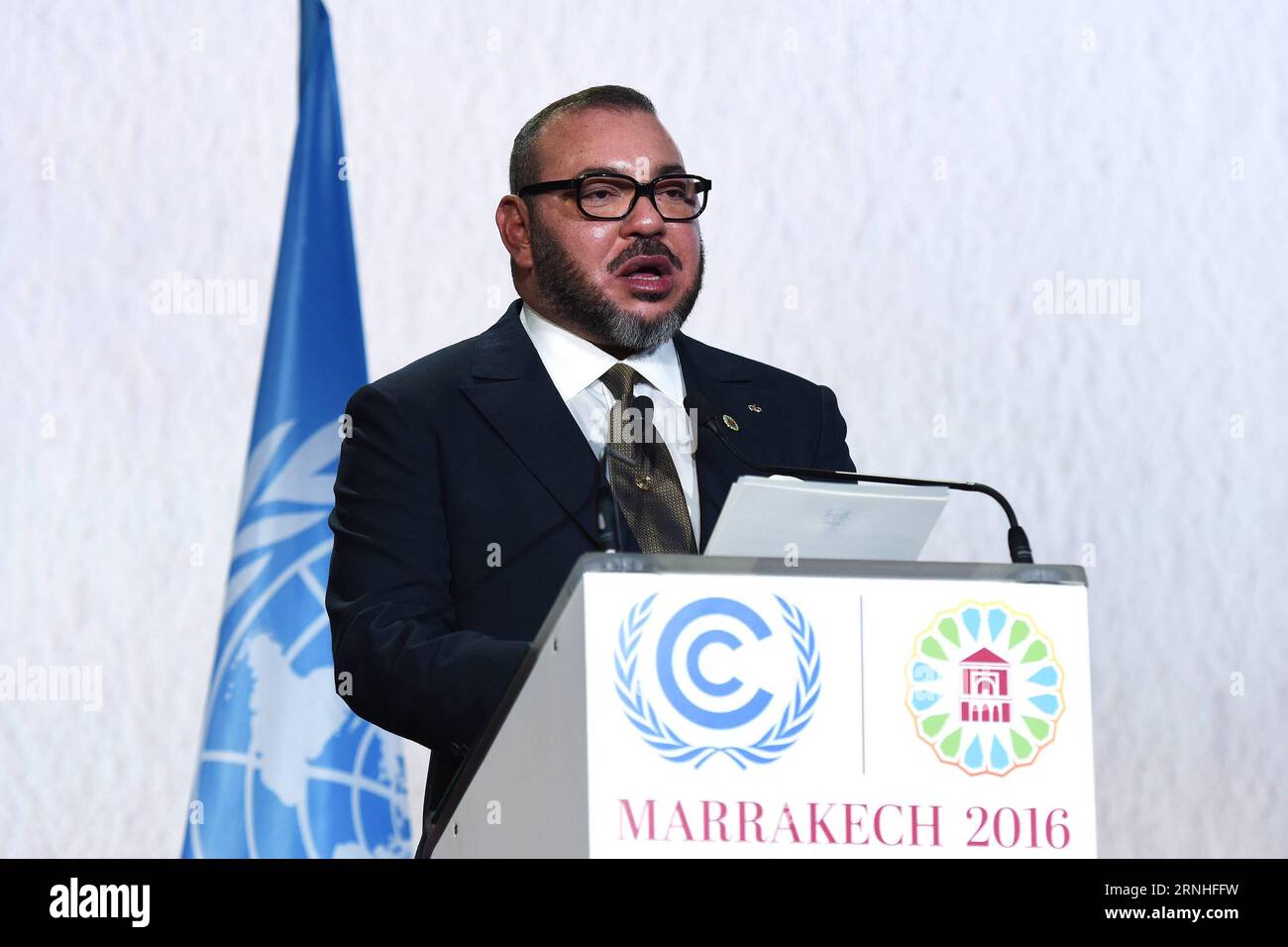 (161115) -- MARRAKECH, 15 novembre 2016 -- il re Mohammed vi del Marocco affronta l'apertura del segmento congiunto ad alto livello della 22a conferenza delle parti della convenzione quadro delle Nazioni Unite sui cambiamenti climatici (COP22) e della 12a conferenza delle parti del protocollo di Kyoto (CMP12) a Marrakech, in Marocco, il 15 novembre 2016. Il segmento congiunto di alto livello della COP22 e della CMP12 è stato aperto qui martedì. ) (lrz) MOROCCO-MARRAKECH-COP 22-HIGH LEVEL SEGMENT-OPENING ZhaoxDingzhe PUBLICATIONxNOTxINxCHN Marrakech 15 novembre 2016 il re Mohammed vi del Marocco affronta l'apertura dell'alto potere congiunto Foto Stock