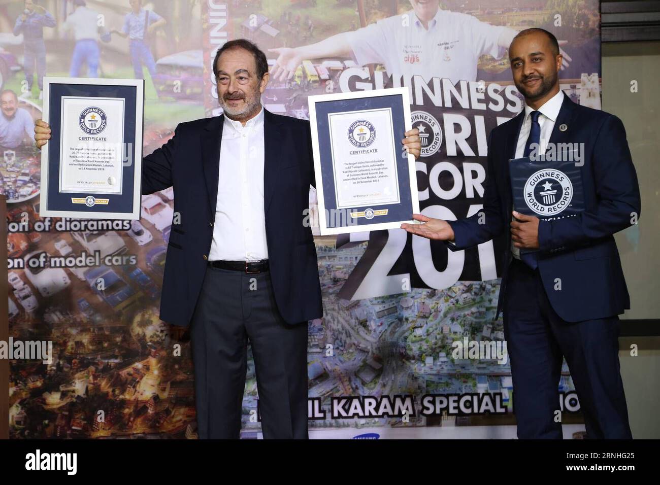 (161117) -- BEIRUT, 16 novembre 2016 () -- Nabil Karam (L) del Libano riceve due certificati di Guinness dei primati per la più grande collezione di modellini di auto e la più grande collezione di diorami, a nord di Beirut, Libano, 16 novembre 2016. () (zcc) LIBANO-BEIRUT-GUINNESS WORLD RECORDS Xinhua PUBLICATIONxNOTxINxCHN Beirut 16 novembre 2016 Nabil Karam l del Libano riceve due certificati di Guinness World Records per la più grande collezione di Model Cars e la più grande collezione di diorami a nord di Beirut Libano 16 novembre 2016 ZCC Libano Beirut Guinness World Records XINHUA PUBLICATIONxNOTxINx Foto Stock