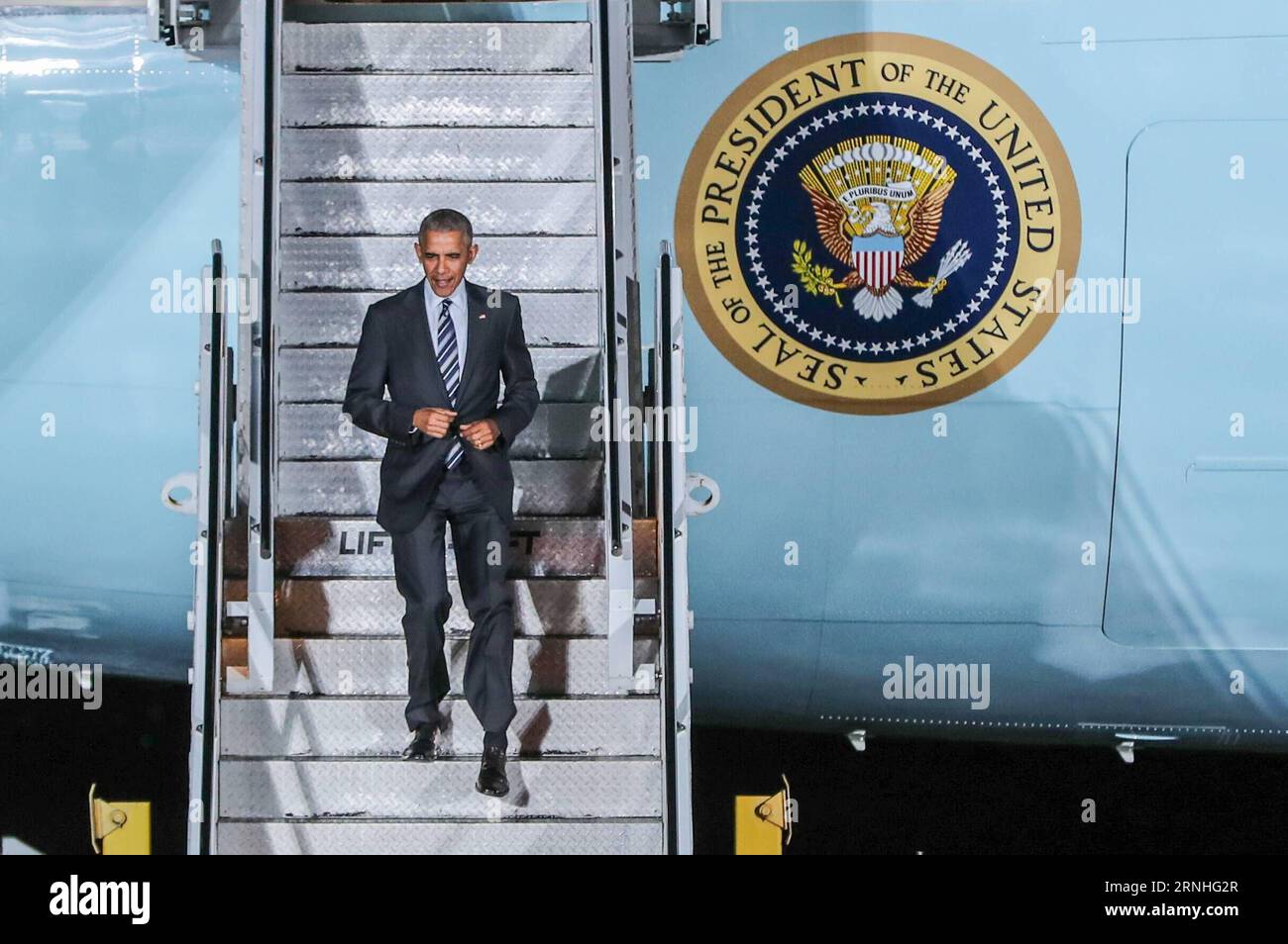 US-Präsident Obama zu Gast a Berlino - Ankunft auf dem Flughafen Berlin-Tegel (161116) -- BERLINO, 16 novembre 2016 -- il presidente degli Stati Uniti Barack Obama scende dall'Air Force One mentre arriva all'aeroporto di Tegel a Berlino, capitale della Germania, il 16 novembre 2016. Il presidente degli Stati Uniti Barack Obama è arrivato a Berlino mercoledì e incontrerà il cancelliere tedesco Angela Merkel giovedì.) GERMANIA-BERLINO-Stati Uniti-OBAMA-ARRIVO ShanxYuqi PUBLICATIONxNOTxINxCHN il presidente degli Stati Uniti Obama ospite a Berlino arrivo all'aeroporto di Berlino Tegel Berlino 16 novembre 2016 il presidente degli Stati Uniti Barack Obama scende dall'Aeronautica militare Foto Stock