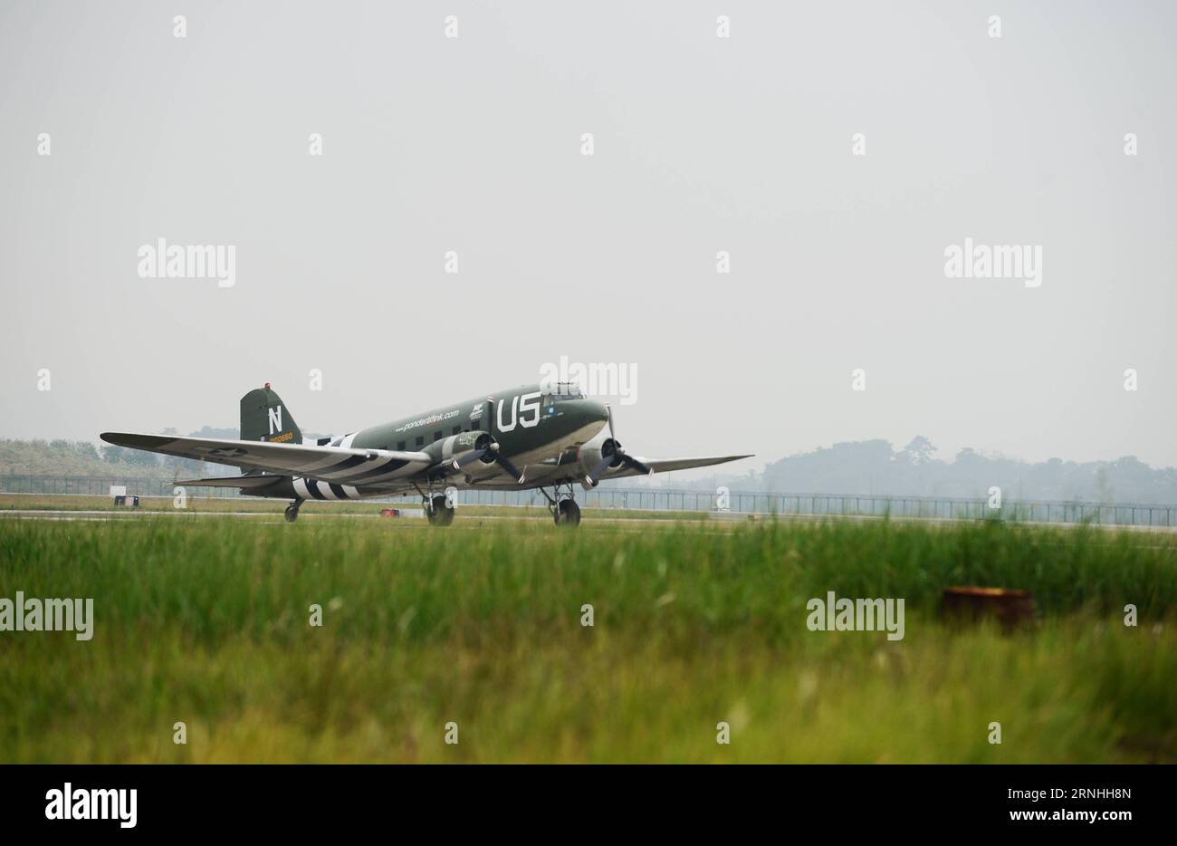 (161119) -- GUILIN, 19 novembre 2016 -- Un aereo C-47, contribuito dalla Flying Tiger Historical Organization negli Stati Uniti, atterra all'aeroporto di Liangjiang a Guilin, nella regione autonoma Guangxi Zhuang della Cina meridionale, 19 novembre 2016. L'aereo utilizzato nel campo di battaglia australiano durante la seconda guerra mondiale raggiunse la Guilin della Cina meridionale, dopo aver ripetuto un volo della pericolosa rotta della gobba sull'Himalaya, una rotta volata dalle famose Tigri volanti degli Stati Uniti. Sarà esposto permanentemente al Flying Tigers Heritage Park di Guilin. )(MCG) CHINA-GUANGXI-GUILIN-WWII PLANE-PERMANENT DISPLAY (CN) WA Foto Stock