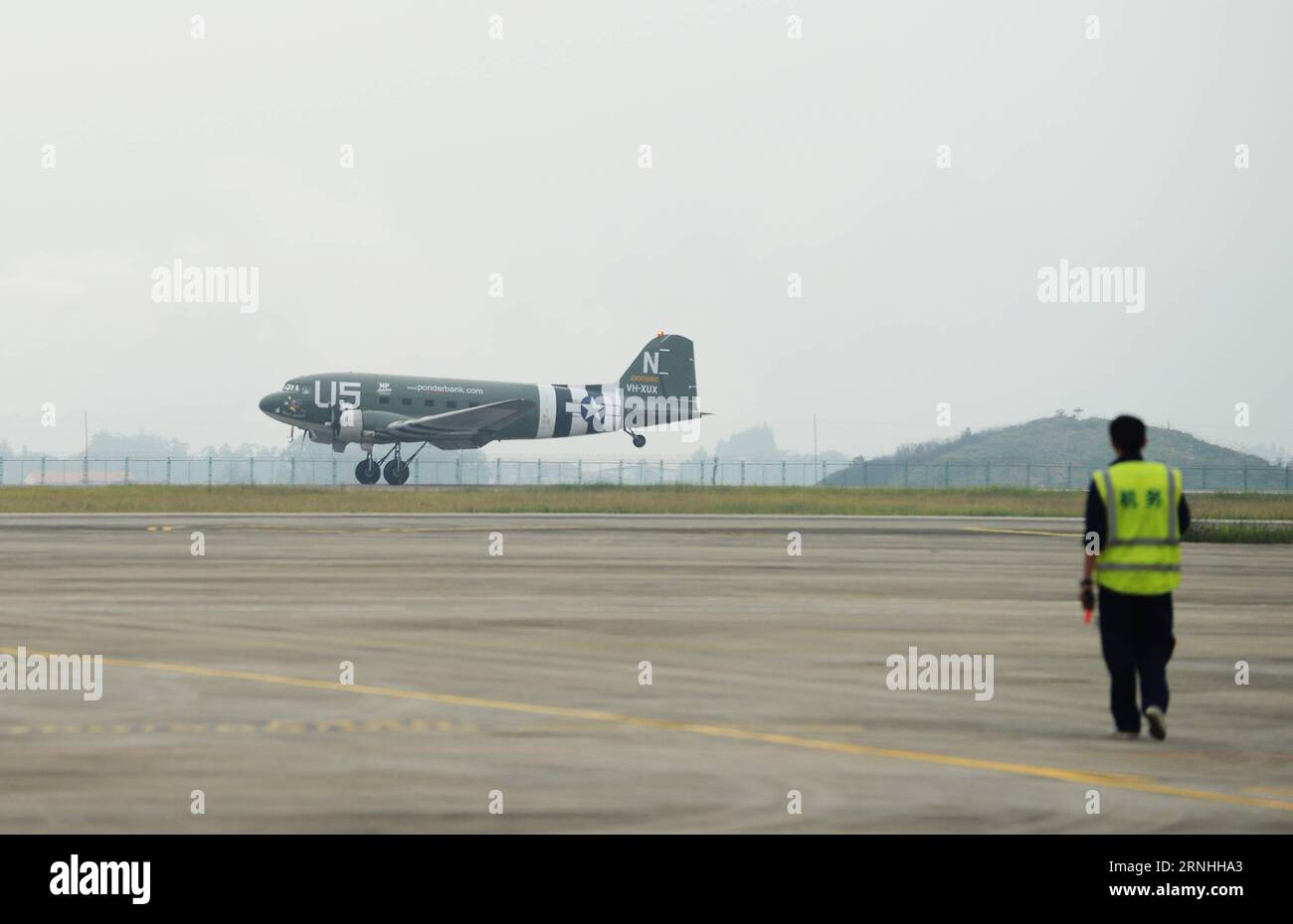 (161119) -- GUILIN, 19 novembre 2016 -- Un aereo C-47, contribuito dalla Flying Tiger Historical Organization negli Stati Uniti, atterra all'aeroporto di Liangjiang a Guilin, nella regione autonoma Guangxi Zhuang della Cina meridionale, 19 novembre 2016. L'aereo utilizzato nel campo di battaglia australiano durante la seconda guerra mondiale raggiunse la Guilin della Cina meridionale, dopo aver ripetuto un volo della pericolosa rotta della gobba sull'Himalaya, una rotta volata dalle famose Tigri volanti degli Stati Uniti. Sarà esposto permanentemente al Flying Tigers Heritage Park di Guilin. )(MCG) CHINA-GUANGXI-GUILIN-WWII PLANE-PERMANENT DISPLAY (CN) WA Foto Stock