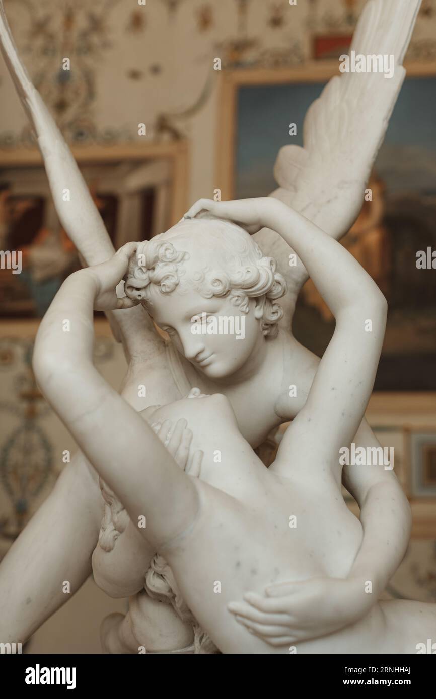 Sculture classiche in marmo bianco di un Angeli nel Museo Statale dell'Ermitage di San Pietroburgo, Russia. Stile interno minimalista e neutro beige Foto Stock