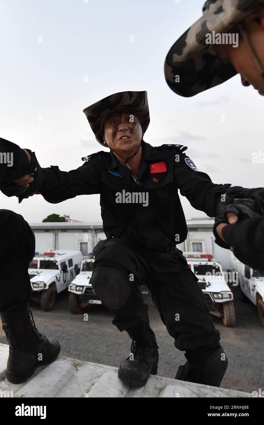 (161122) -- MONROVIA, 22 novembre 2016 -- i membri della quarta squadra cinese di polizia antisommossa inviati in Liberia partecipano a una sessione di formazione a Monrovia, Liberia, 19 novembre 2006. Nell'ambito degli sforzi della Cina per sostenere le missioni di mantenimento della pace delle Nazioni Unite, la squadra di polizia antisommossa composta da 140 poliziotti cinesi ha il compito di mantenere la sicurezza e l'ordine a Monrovia pattugliando, gestendo le emergenze e sorvegliando figure importanti). (zc) LIBERIA-MONROVIA-PEACEKEEPING-CHINESE RIOT POLICE-TRAINING LixJinliang PUBLICATIONxNOTxINxCHN MONROVIA 22 novembre 2016 sono stati inviati membri della quarta squadra cinese di polizia antisommossa Foto Stock