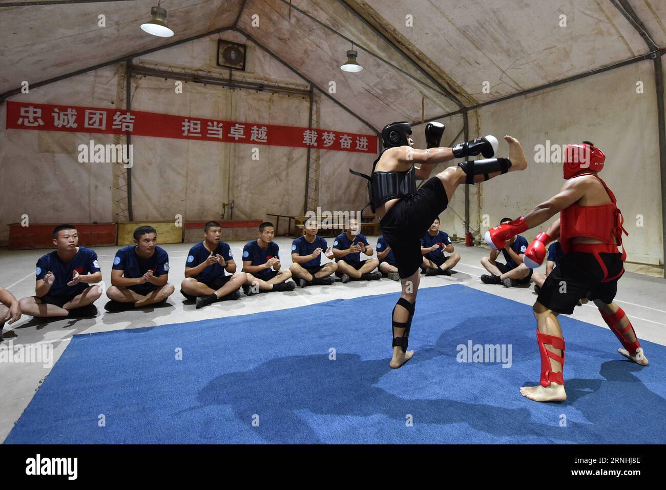 (161122) -- MONROVIA, 22 novembre 2016 -- i membri della quarta squadra cinese di polizia antisommossa inviati in Liberia partecipano a una sessione di addestramento al combattimento a Monrovia, Liberia, 19 novembre 2006. Nell'ambito degli sforzi della Cina per sostenere le missioni di mantenimento della pace delle Nazioni Unite, la squadra di polizia antisommossa composta da 140 poliziotti cinesi ha il compito di mantenere la sicurezza e l'ordine a Monrovia pattugliando, gestendo le emergenze e sorvegliando figure importanti). (zc) LIBERIA-MONROVIA-PEACEKEEPING-CHINESE RIOT POLICE-TRAINING LixJinliang PUBLICATIONxNOTxINxCHN MONROVIA 22 novembre 2016 membri della quarta squadra cinese di polizia antisommossa disp Foto Stock