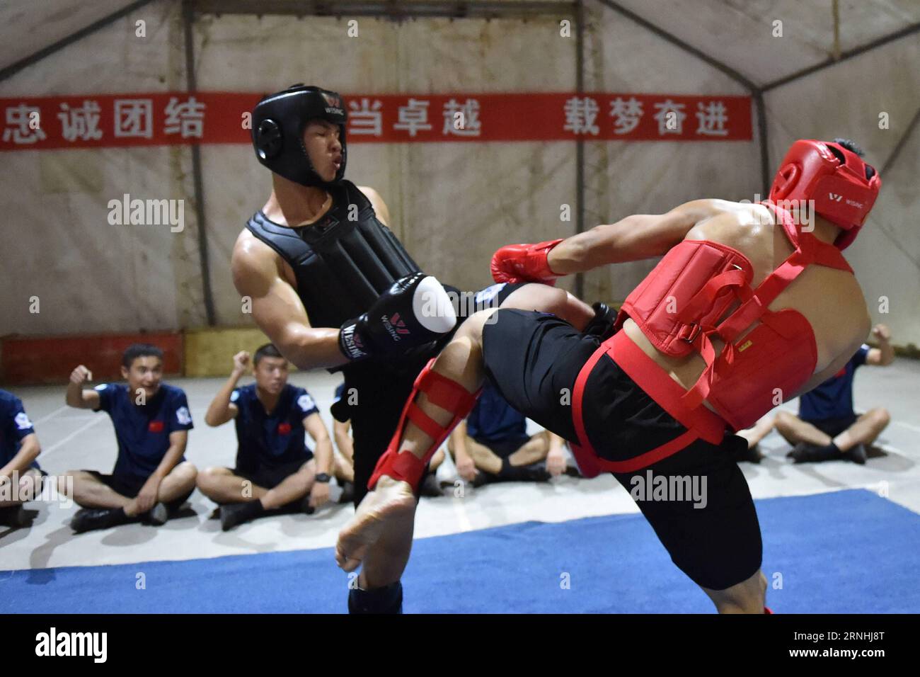 (161122) -- MONROVIA, 22 novembre 2016 -- i membri della quarta squadra cinese di polizia antisommossa inviati in Liberia partecipano a una sessione di addestramento al combattimento a Monrovia, Liberia, 19 novembre 2006. Nell'ambito degli sforzi della Cina per sostenere le missioni di mantenimento della pace delle Nazioni Unite, la squadra di polizia antisommossa composta da 140 poliziotti cinesi ha il compito di mantenere la sicurezza e l'ordine a Monrovia pattugliando, gestendo le emergenze e sorvegliando figure importanti). (zc) LIBERIA-MONROVIA-PEACEKEEPING-CHINESE RIOT POLICE-TRAINING LixJinliang PUBLICATIONxNOTxINxCHN MONROVIA 22 novembre 2016 membri della quarta squadra cinese di polizia antisommossa disp Foto Stock