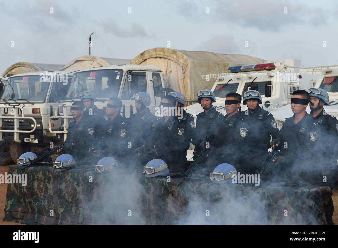 (161122) -- MONROVIA, 22 novembre 2016 -- i membri della quarta squadra cinese di polizia antisommossa inviati in Liberia partecipano a una sessione di formazione a Monrovia, Liberia, 19 novembre 2006. Nell'ambito degli sforzi della Cina per sostenere le missioni di mantenimento della pace delle Nazioni Unite, la squadra di polizia antisommossa composta da 140 poliziotti cinesi ha il compito di mantenere la sicurezza e l'ordine a Monrovia pattugliando, gestendo le emergenze e sorvegliando figure importanti). (zc) LIBERIA-MONROVIA-PEACEKEEPING-CHINESE RIOT POLICE-TRAINING LixJinliang PUBLICATIONxNOTxINxCHN MONROVIA 22 novembre 2016 sono stati inviati membri della quarta squadra cinese di polizia antisommossa Foto Stock