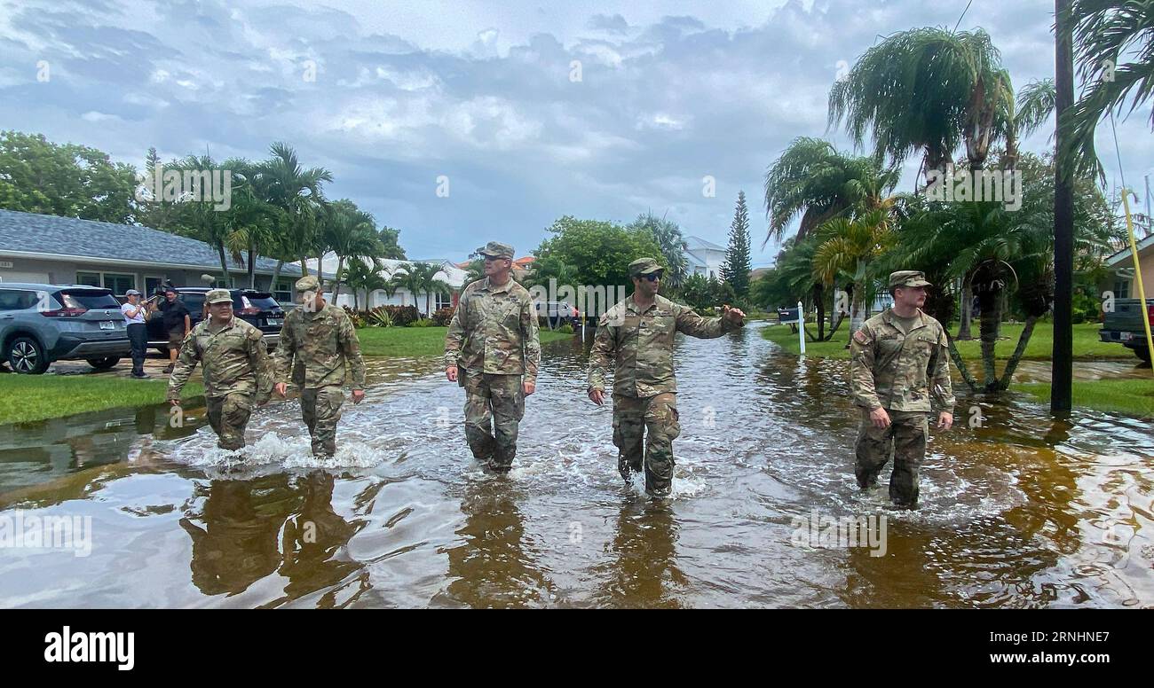 Dunedin, Stati Uniti. 30 agosto 2023. Soldati dell'esercito degli Stati Uniti con la Guardia Nazionale della Florida, 53d Infantry Brigade Combat Team, attraversano strade allagate per controllare i residenti in seguito all'uragano Idalia, 30 agosto 2023 a Dunedin, Florida. Credito: SSgt. Cassandra Vieira/United S Army/Alamy Live News Foto Stock