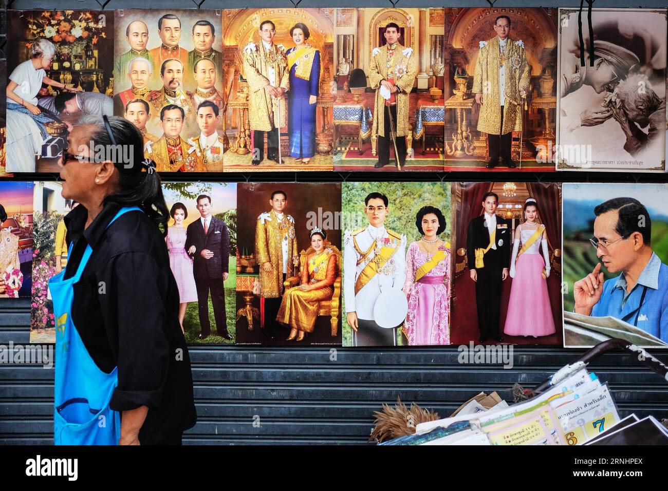 BANGKOK, An image of Thailand s new King Maha Vajiralongkorn (3rd R, upper row) is demonstrated for sale among with images of other royal members, most of which are of the late King Bhumibol Adulyadej and Queen Sirikit, at a street stall in Bangkok, Thailand, Dec. 3, 2016. Images of Thailand s new King Maha Vajiralongkorn have received more public exposure since his ascension to the throne late on Dec. 1, 2016. ) (sxk) THAILAND-BANGKOK-NEW KING-IMAGES LixMangmang PUBLICATIONxNOTxINxCHN Bangkok to Image of Thai country S New King Maha Maha Vajiralongkorn 3rd r Upper Row IS demonstrated for Sa Foto Stock
