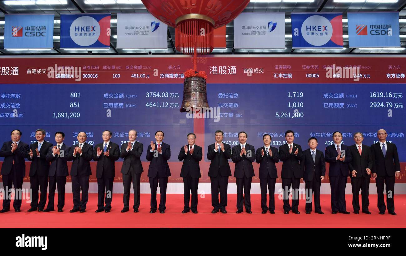 (161205) -- SHENZHEN, Dec. 5, 2016 () -- Hu Chunhua (8th L), a member of the Political Bureau of the Communist Party of China (CPC) Central Committee and secretary of the Guangdong Provincial CPC Committee, and Liu Shiyu (7th L), chairman of the China Securities Regulatory Commission, attend a launching ceremony of the Shenzhen-Hong Kong Stock Connect in Shenzhen, south China s Guangdong Province, Dec. 5, 2016. The Shenzhen-Hong Kong Stock Connect, the second link between bourses in the Chinese mainland and Hong Kong, made a debut on Monday. () (wx) CHINA-SHENZHEN-HONG KONG-STOCK CONNECT-LAUNC Foto Stock