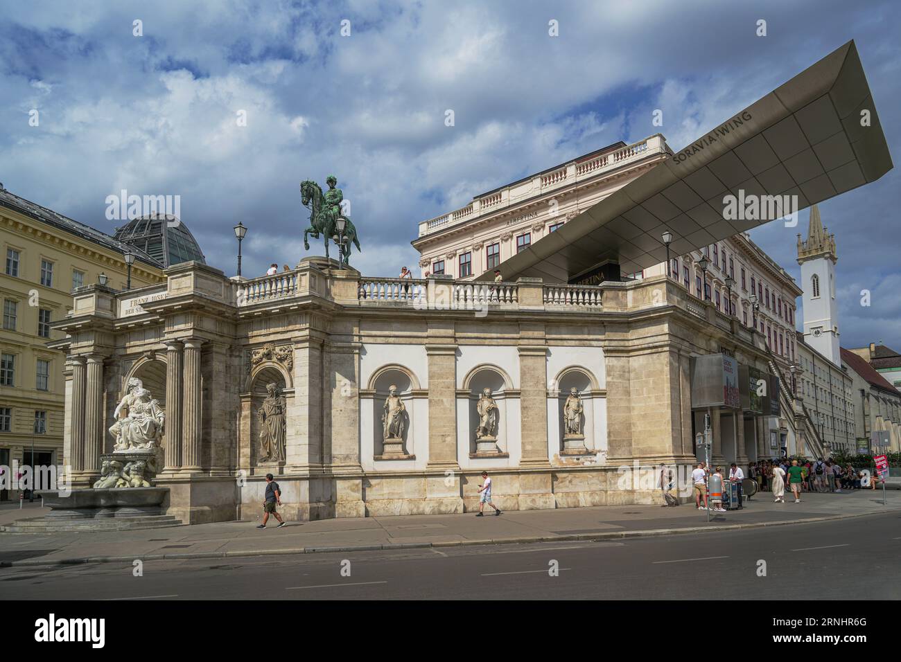 Vienna, Austria - 28 agosto 2023: Esterno del Museo Albertina. L'Albertina è una delle più importanti gallerie con circa 65.000 disegni e Foto Stock