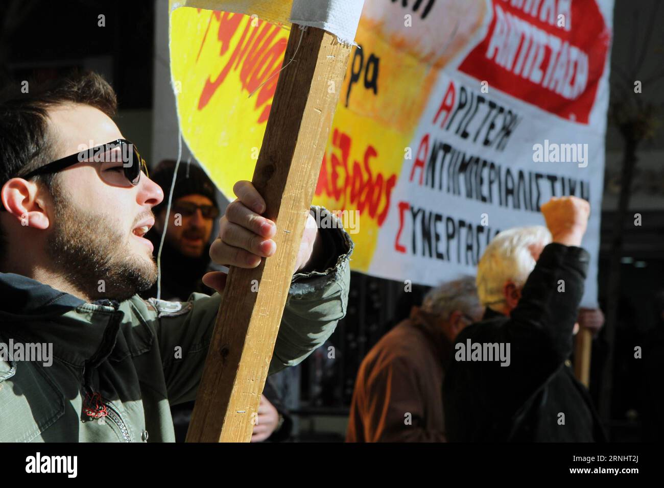 Generalstreik in Athen gegen neue Sparmaßnahmen der Regierung (161208) -- ATENE, 8 dicembre 2016 -- Un manifestante grida slogan durante una manifestazione ad Atene, Grecia, 8 dicembre 2016. Il settore pubblico greco e una parte delle aziende private si sono fermati giovedì, mentre i sindacati più grandi del paese hanno tenuto un nuovo sciopero nazionale di 24 ore per protestare contro l'ultimo pacchetto di tagli al bilancio attualmente in discussione in Parlamento. ) (Zjy) GRECIA-ATENE-SCIOPERO GENERALE MariosxLolos PUBLICATIONxNOTxINxCHN sciopero generale ad Atene contro nuove misure di risparmio il governo Atene DEC 8 2016 un manifestante grida SL Foto Stock