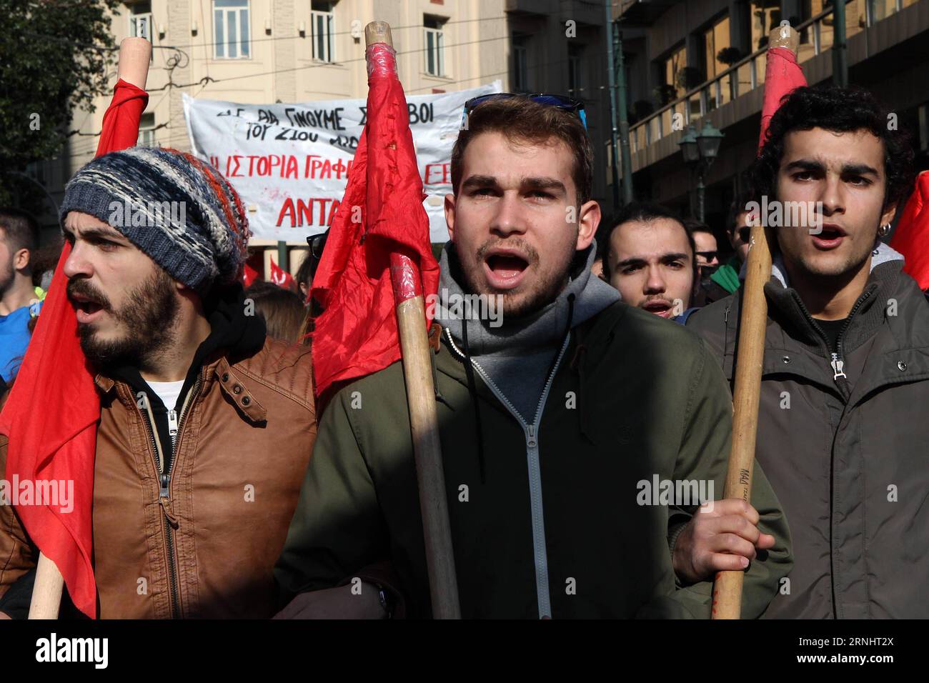 Generalstreik in Athen gegen neue Sparmaßnahmen der Regierung (161208) -- ATENE, 8 dicembre 2016 -- manifestanti gridano slogan durante una manifestazione ad Atene, Grecia, 8 dicembre 2016. Il settore pubblico greco e una parte delle aziende private si sono fermati giovedì, mentre i sindacati più grandi del paese hanno tenuto un nuovo sciopero nazionale di 24 ore per protestare contro l'ultimo pacchetto di tagli al bilancio attualmente in discussione in Parlamento. ) (Zjy) GRECIA-ATENE-SCIOPERO GENERALE MariosxLolos PUBLICATIONxNOTxINxCHN sciopero generale ad Atene contro nuove misure di risparmio il governo Atene DEC 8 2016 manifestanti slogan gridato Foto Stock
