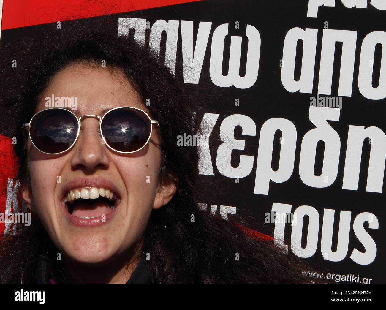 Generalstreik in Athen gegen neue Sparmaßnahmen der Regierung (161208) -- ATENE, 8 dicembre 2016 -- Un manifestante grida slogan durante una manifestazione ad Atene, Grecia, 8 dicembre 2016. Il settore pubblico greco e una parte delle aziende private si sono fermati giovedì, mentre i sindacati più grandi del paese hanno tenuto un nuovo sciopero nazionale di 24 ore per protestare contro l'ultimo pacchetto di tagli al bilancio attualmente in discussione in Parlamento. ) (Zjy) GRECIA-ATENE-SCIOPERO GENERALE MariosxLolos PUBLICATIONxNOTxINxCHN sciopero generale ad Atene contro nuove misure di risparmio il governo Atene DEC 8 2016 un manifestante grida SL Foto Stock