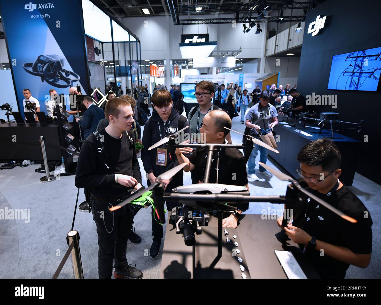 (230901) -- BERLIN, Sept. 1, 2023 (Xinhua) -- People visit the booth of Chinese company DJI during the IFA 2023 in Berlin, capital of Germany, on Sept. 1, 2023. As one of the world's leading trade fairs for consumer electronics, the five-day IFA 2023 opened here on Friday with over 2,000 exhibitors from 48 countries and regions, a much greater scale than last year. According to IFA official website, nearly 1,300 Chinese exhibitors have registered in this year's event. Chinese companies such as Hisense, TCL and Haier have occupied some of the largest exhibit areas with various products. (Xinhua Foto Stock