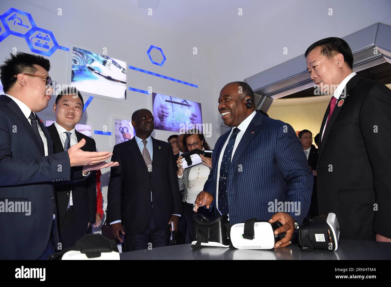 (161210) -- SHANTOU, 09 dicembre 2016 -- il presidente della Repubblica del Gabon Ali Bongo Ondimba (2nd R, front) sperimenta il design virtuale degli interni durante una visita alla sede del gruppo Yihua a Shantou, nella provincia del Guangdong della Cina meridionale, 9 dicembre 2016. ) (wx) CHINA-GUANGDONG-SHANTOU-GABON-PRESIDENT-VISIT (CN) LiuxDawei PUBLICATIONxNOTxINxCHN Shantou DEC 09 2016 Presidente della Repubblica del Gabon Ali Bongo Ondimba 2nd r Front sperimenta Virtual Interior Design durante una visita alla sede del gruppo Yihua a a Shantou nella provincia del Guangdong della Cina meridionale DEC 9 2016 wx China Guangdong Shantou GA Foto Stock