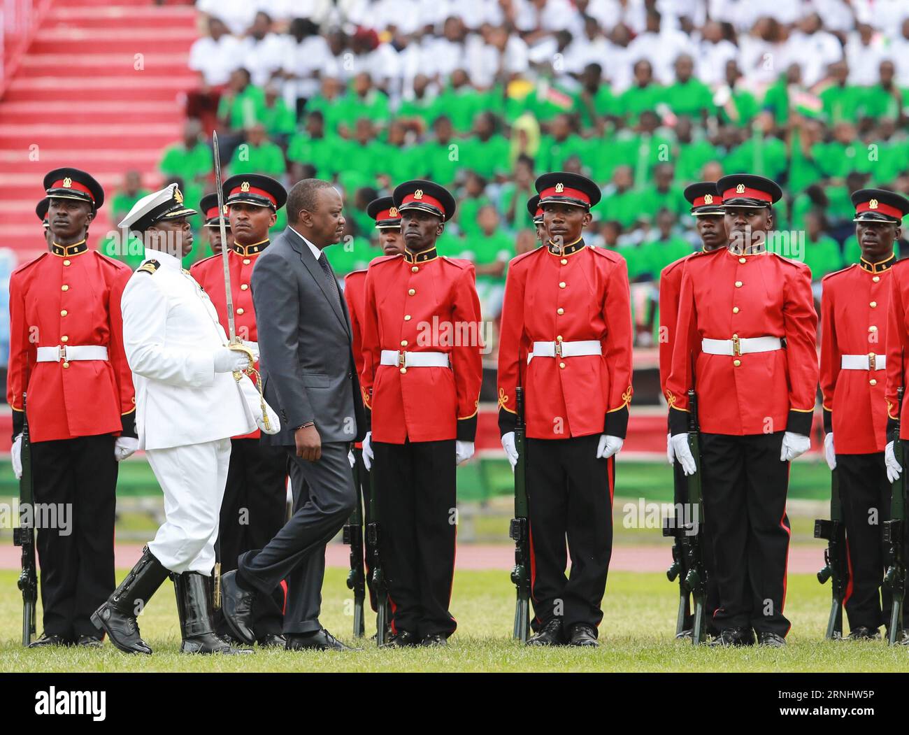 Feierlichkeiten zu Kenias 53. Unabhängigkeitstag in Nairobi (161212) -- NAIROBI, 12 dicembre 2016 -- il presidente keniota Uhuru Kenyatta (fronte R) ispeziona la forza di difesa del Kenya durante le celebrazioni per celebrare il 53 ° anniversario dell'indipendenza della nazione al Nyayo National Stadium di Nairobi, Kenya, 12 dicembre 2016. ) (dtf) GIORNATA DELL'INDIPENDENZA KENYA-NAIROBI PanxSiwei PUBLICATIONxNOTxINxCHN celebrazioni del Kenya 53 giorno dell'indipendenza a Nairobi 161212 Nairobi DEC 12 2016 il presidente keniota Uhuru fronte keniota ispeziona la forza di difesa del Kenya durante le celebrazioni per celebrare il 53° anniversario della Foto Stock