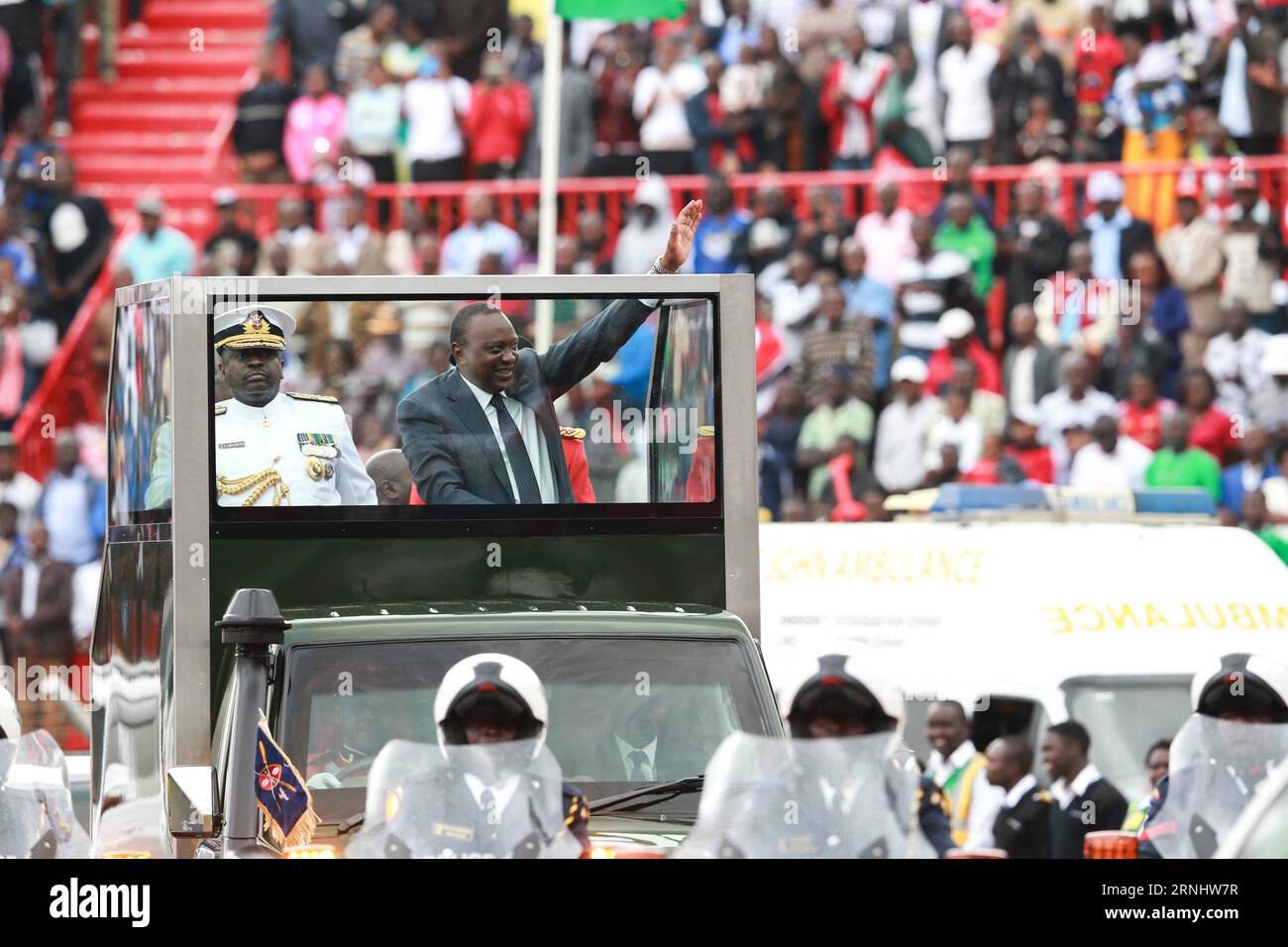 Feierlichkeiten zu Kenias 53. Unabhängigkeitstag in Nairobi (161212) -- NAIROBI, 12 dicembre 2016 -- il presidente keniota Uhuru Kenyatta onda alle persone durante le celebrazioni per celebrare il 53° anniversario dell'indipendenza della nazione al Nyayo National Stadium di Nairobi, Kenya, 12 dicembre 2016. ) (dtf) GIORNATA DELL'INDIPENDENZA KENYA-NAIROBI PanxSiwei PUBLICATIONxNOTxINxCHN celebrazioni in Kenya 53 giorno dell'indipendenza a Nairobi 161212 Nairobi DEC 12 2016 il presidente keniota Uhuru Kenyatta si batte alle celebrità durante le celebrazioni in occasione del 53° anniversario dell'indipendenza della Nazione AL Nyayo National Stage Foto Stock