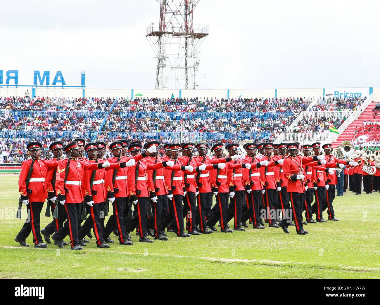Feierlichkeiten zu Kenias 53. Unabhängigkeitstag in Nairobi (161212) -- NAIROBI, 12 dicembre 2016 -- soldati della Kenya Defense Force march durante le celebrazioni per celebrare il 53° anniversario dell'indipendenza della nazione al Nyayo National Stadium di Nairobi, Kenya, 12 dicembre 2016. ) (dtf) GIORNATA DELL'INDIPENDENZA KENYA-NAIROBI PanxSiwei PUBLICATIONxNOTxINxCHN celebrazioni per il Kenya 53 giorno dell'indipendenza a Nairobi 161212 Nairobi DEC 12 2016 soldati della forza di difesa del Kenya marcia durante le celebrazioni per celebrare il 53 ° anniversario dell'indipendenza della Nazione ALLO stadio nazionale di Nyayo a Nairobi K Foto Stock