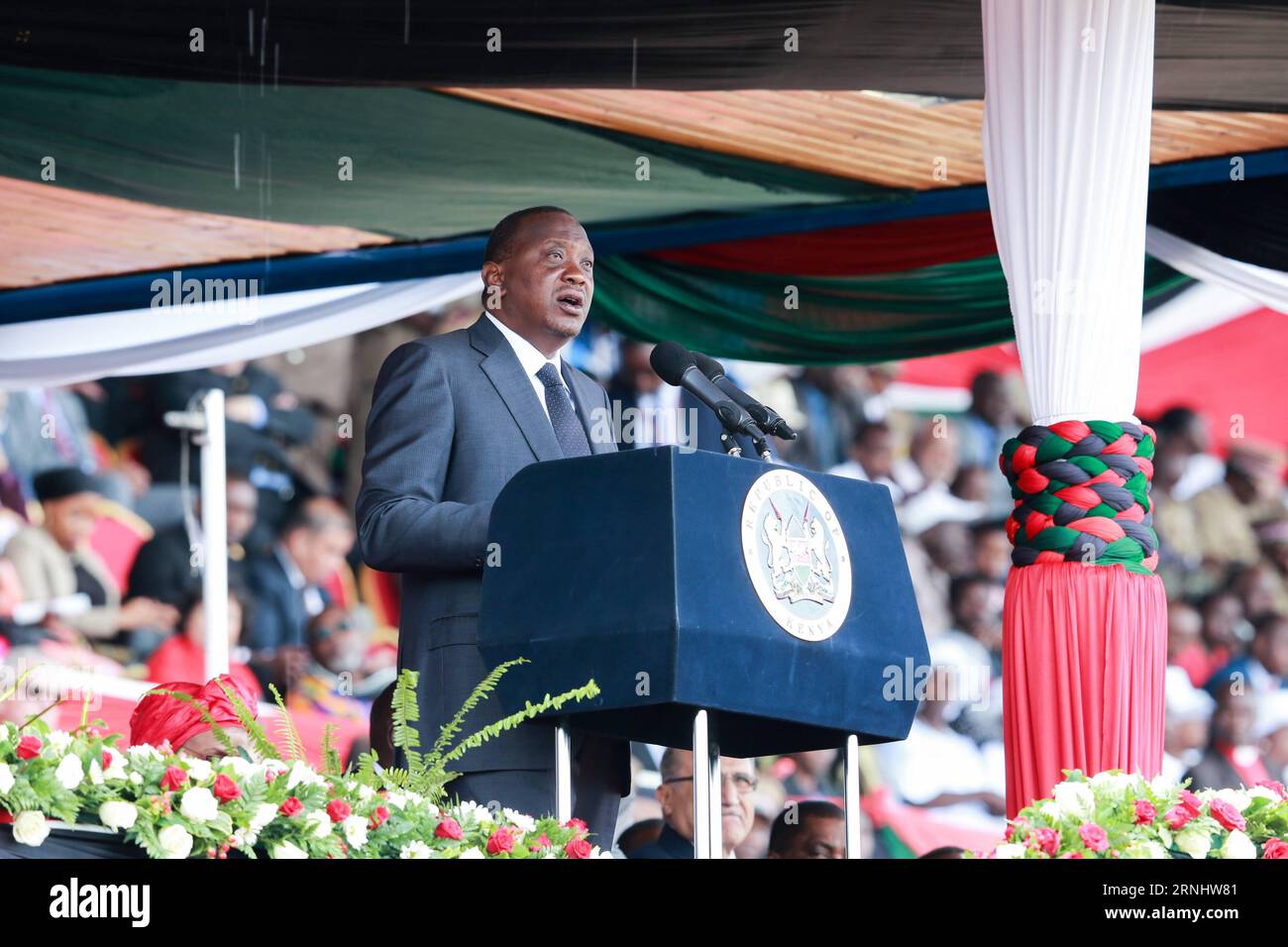 Feierlichkeiten zu Kenias 53. Unabhängigkeitstag in Nairobi (161212) -- NAIROBI, 12 dicembre 2016 -- il presidente keniota Uhuru Kenyatta tiene un discorso durante le celebrazioni per celebrare il 53 ° anniversario dell'indipendenza della nazione al Nyayo National Stadium di Nairobi, Kenya, 12 dicembre 2016. ) (dtf) GIORNATA DELL'INDIPENDENZA KENYA-NAIROBI PanxSiwei PUBLICATIONxNOTxINxCHN celebrazioni in Kenya 53 giorno dell'indipendenza a Nairobi 161212 Nairobi DEC 12 2016 il presidente keniota Uhuru Kenyatta tiene un discorso durante le celebrazioni per celebrare il 53 ° anniversario dell'indipendenza della nazione AL Nyayo National Stage Foto Stock