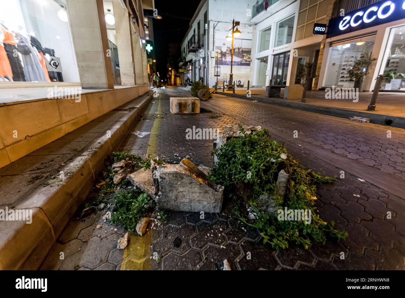 Limassol, Limassol, Cipro. 2 settembre 2023. I contenitori rotti sono visti dopo la protesta in via Anexartisias, una delle strade più commerciali della città. I danni si sono verificati durante una protesta anti-migrante organizzata attraverso i social media, dove la polizia e i manifestanti si sono scontrati, con la polizia che ha usato gas lacrimogeni e bombe flash e i manifestanti che hanno lanciato bombe cocktail molotov. I manifestanti hanno attaccato alcuni negozi che appartengono ai migranti. La protesta ha seguito le proteste e gli scontri che si sono svolti a Xloraka, nel distretto di Pafos nei giorni precedenti, dove ci sono molti migranti irregolari. (Credito Foto Stock