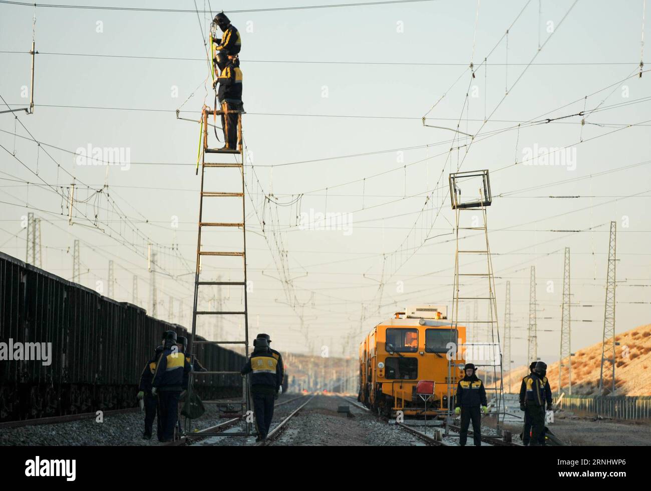 (161214) -- BAOTOU, 14 dicembre 2016 -- i lavoratori ferroviari mantengono il sistema catenario nella sezione Xiangshawan di Baotou, regione autonoma della Mongolia interna della Cina settentrionale, 14 dicembre 2016. Circa 40 lavoratori sono responsabili dei lavori di manutenzione della catenaria che coprono 247,5 chilometri a Xiangshawan, una sezione situata nel deserto del Kubuqi. )(wyo) CINA-MONGOLIA-INTERNA-MANUTENZIONE FERROVIARIA (CN) LianxZhen PUBLICATIONxNOTxINxCHN 161214 Baotou DEC 14 2016 ferrovieri mantengono il sistema di catenaria a Xiangshawan sezione di Baotou regione autonoma della Mongolia interna della Cina del Nord DEC 14 2016 circa 40 lavoratori sono resp Foto Stock