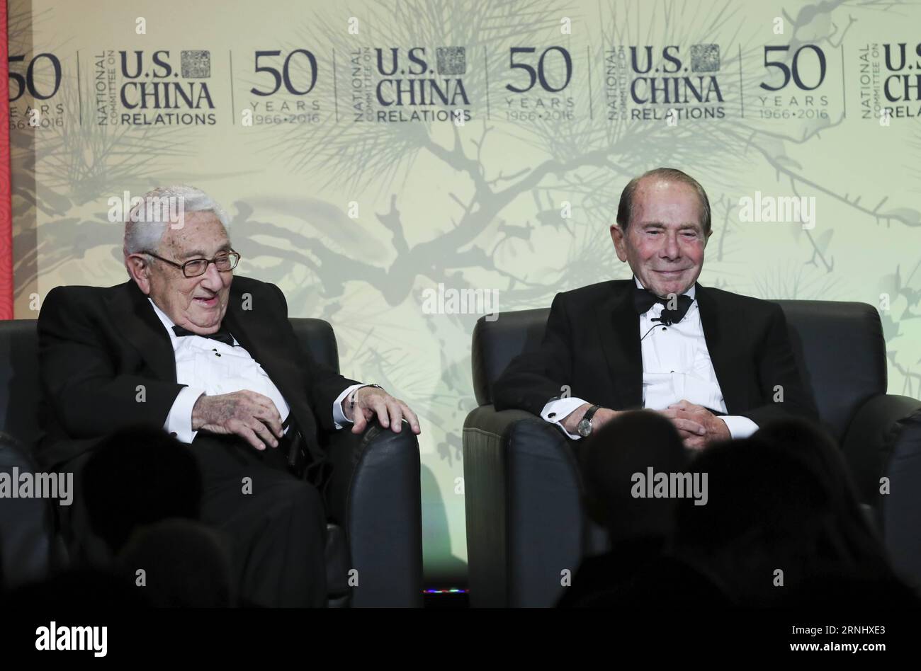 (161216) -- NEW YORK, 16 dicembre 2016 -- ex segretario di stato degli Stati Uniti, Dr. Henry A. Kissinger(L) e Maurice Greenberg, presidente e CEO di C.V. Starr & Co., e l'ex presidente e CEO dell'American Insurance Group partecipa a un evento che segna il 50° anniversario della fondazione del National Committee on U.S.- China Relations (NCUSCR) a New York, negli Stati Uniti, il 15 dicembre 2016. Kissinger e Maurice Greenberg hanno ricevuto il Lifetime Achievement Award qui giovedì sera. La cosa fondamentale da tenere a mente è che la pace e il progresso del mondo dipendono dalle capacità degli Stati Uniti A. Foto Stock