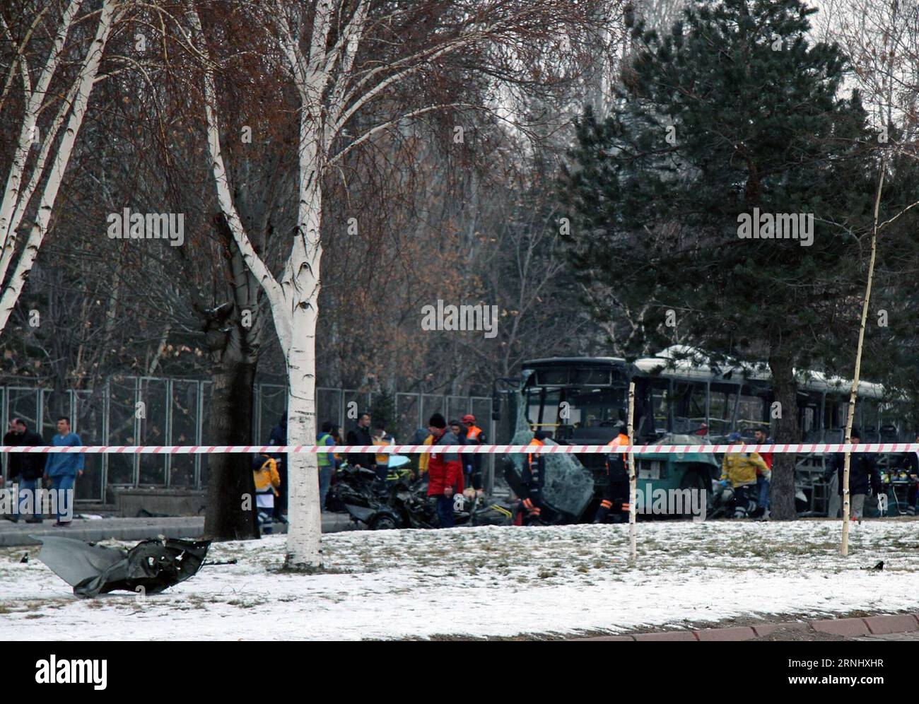 Bombenanschlag im türkischen Kayseri (161217) -- KAYSERI (TURCHIA), 17 dicembre 2016 -- foto scattata il 17 dicembre 2016 mostra il sito dell'attacco bomba a Kayseri, Turchia. Un autobus che trasportava soldati fu colpito da un'esplosione nei pressi dell'Università di Erciyes nella città turca centrale di Kayseri sabato, uccidendo 13 persone e ferendone almeno 48. (hy) ATTACCO BOMBA TURCHIA-KAYSERI MertxMacit PUBLICATIONxNOTxINxCHN bombardamento in turco Kayseri Kayseri Turchia DEC 17 2016 foto scattate IL 17 dicembre 2016 mostra il sito dell'attacco bomba a Kayseri Turchia un autobus che trasporta soldati colpiti da un'esplosione vicino a Erciyes ONU Foto Stock